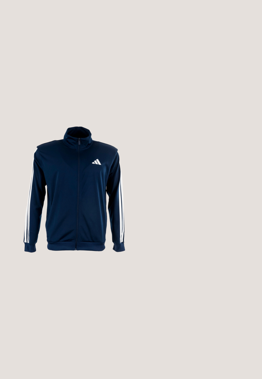 Chaqueta deportiva de color azul marino con un cuello alto, cremallera frontal y rayas blancas en las mangas. Presenta un logo de adidas en la parte superior izquierda.; Sudadera con cremallera azul marino hecha de tela suave, con bolsillo delantero, puños acanalados y tres rayas blancas en las mangas. Logo de Adidas presente.; Camiseta de algodón azul con mangas cortas y cuello redondo. Logo blanco en forma de tres rayas diagonales en el pecho.; Pantalones deportivos azul marino ajustados con cintura y puños elásticos, con un logo blanco en la parte superior del muslo izquierdo y bolsillos laterales.; Zapatilla blanca de correr con rayas azules y cordones negros flotando sobre una superficie de hormigón gris con escalones de fondo.; Estuche rectangular negro con cremallera, con un pequeño clip en un lado y un sutil logo de adidas en la esquina inferior izquierda.