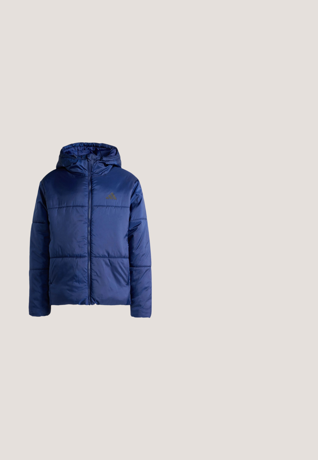 Blå polstret hættejakke med frontlynlås og subtilt logo på venstre bryst, vist mod en hvid baggrund.; Lyseblå hættetrøje med front kangurulomme og lille hvid Adidas-logo på brystet, med ribstrikkede manchetter og kant.; Blå bomulds T-shirt med korte ærmer og rund halsudskæring. Hvidt logo i form af tre diagonale striber på brystet.; Marineblå sweatpants i blødt stof med elastisk taljebånd, sidelommer med lynlås og tonale syninger overalt. Adidas-logo på benet.; Lavprofilsneaker med hvid og grå ruskind, med tre blå striber og blå accenter på hæl og sål, set fra siden.; Lyseblå Calvin Klein bæltetaske med hvidt logo, sort justerbar strop og lynlåslukning på ensfarvet baggrund.