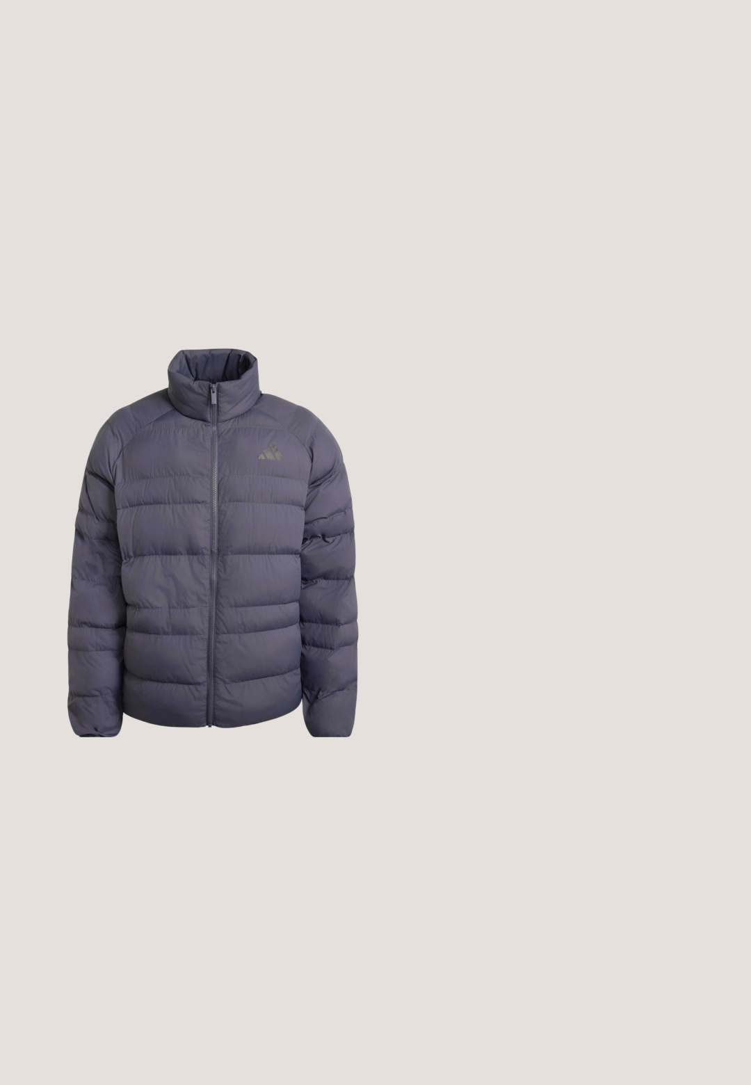Donkergrijze gewatteerde jas met voorrits en hoge kraag met een klein reflecterend logo op de linkerborst.; Lichtbruine hoodie met voorzak, drie witte strepen op elke mouw en een klein geborduurd logo op de borst.; Lichte, taupe sportbroeken met een elastische tailleband, drie donkere strepen aan de zijkanten en gebogen accenten nabij de zakken.; Lichte grijze sport schoen met een slank ontwerp, voorzien van een gestructureerde bovenkant, drie diagonale strepen en een reflecterende zilveren zool.; adidas Performance PRO - Zonnebril - matte black-brown; Zwarte cilindrische duffelbag met dubbele handvatten, verstelbare schouderriem, ritssluiting aan de zijkant en klein gouden lauwerkranslogo.