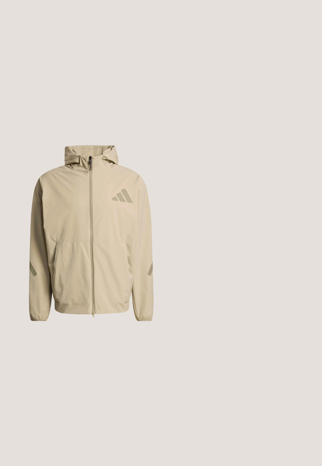 Beige hættejakke med forlynlås, to store lommer og tre diagonale striber i en lidt mørkere nuance på brystet og ærmerne.; Brun Adidas hættetrøje med lange ærmer, forlommer, hætte med snore og lille hvidt Adidas-logo på brystet.; Lys beige bomulds t-shirt med rund halsudskæring og korte ærmer. Har et lille, tonet Adidas-logo på brystet. Blød tekstur, klassisk pasform.; Beige og lysebrune camouflage joggebukser med elastisk talje, snøre og sort Adidas-logo på højre lår.; Lys beige løbesko med tekstureret materiale, hvidt tre-stribet design og diskrete grønne accenter. Har en polstret sål og flade snørebånd.; Brune wraparound solbriller med rektangulære grøntonede linser og let buede arme.