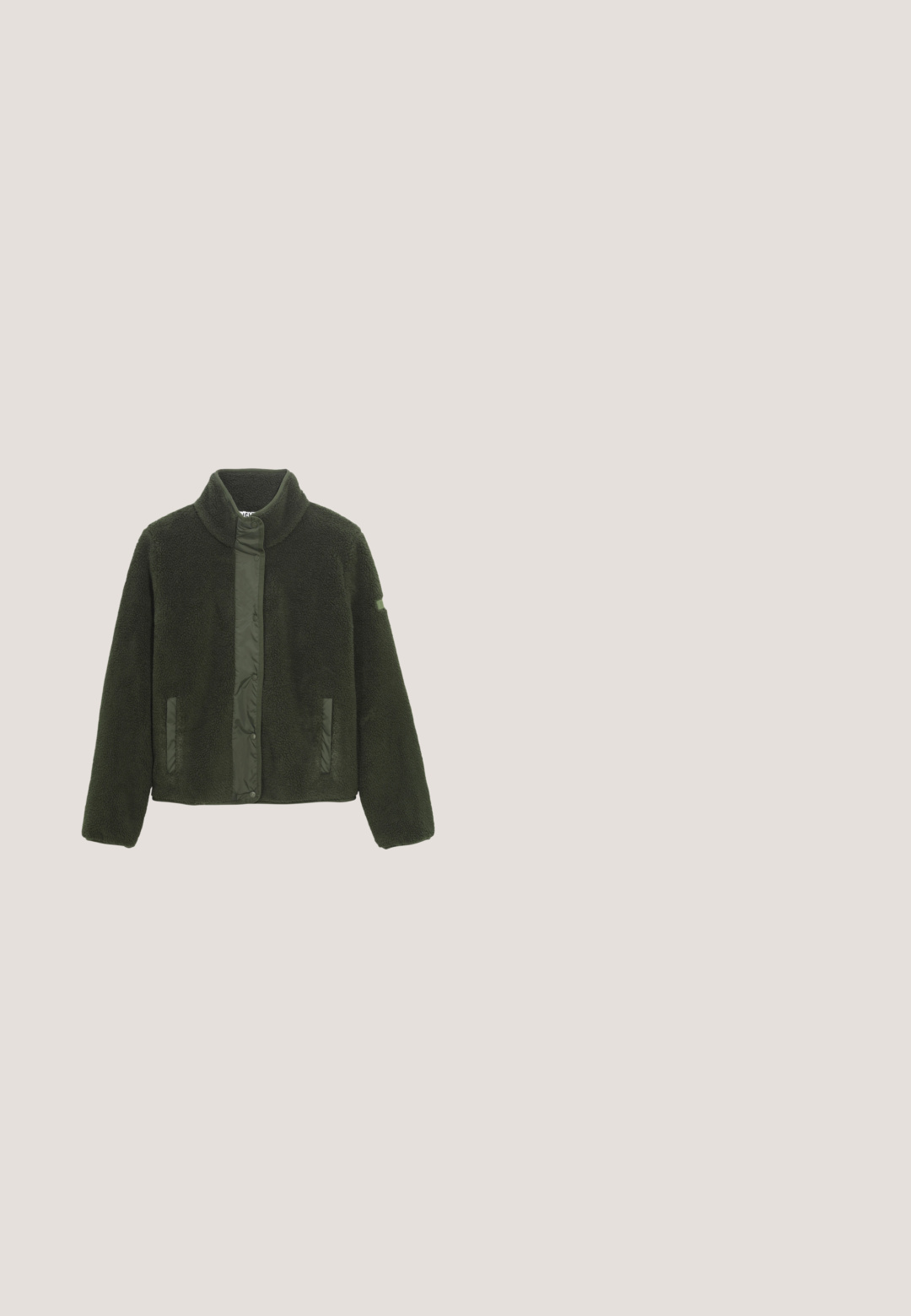 Donkergroene fleecejack met een hoge kraag, drukknoopsluiting aan de voorkant en zakken aan de zijkant; heeft een zachte textuur en contrasterende materiaalaccenten.; Zwarte t-shirt met korte mouwen die een klein wit Billabong logo en grafisch ontwerp op de borst heeft. Gemaakt van zachte katoen met een losse pasvorm.; Roestkleurige knielange shorts met grote voorzakken en riemlussen op een witte achtergrond.; Nike sneakers met een beige en grijze textuur bovenkant, zwarte accenten, een groot "90" logo en een witte vetersluiting. Zwarte zool.;  Schildpad zonnebril met een rechthoekige vorm, donkerbruin verlooplenzen, dikke monturen en afgeronde randen voor comfort.; Kleine crossbodytas met zwart-beige luipaardprint, afgeronde vorm, voorkant met ritssluiting en verstelbare zwarte band.