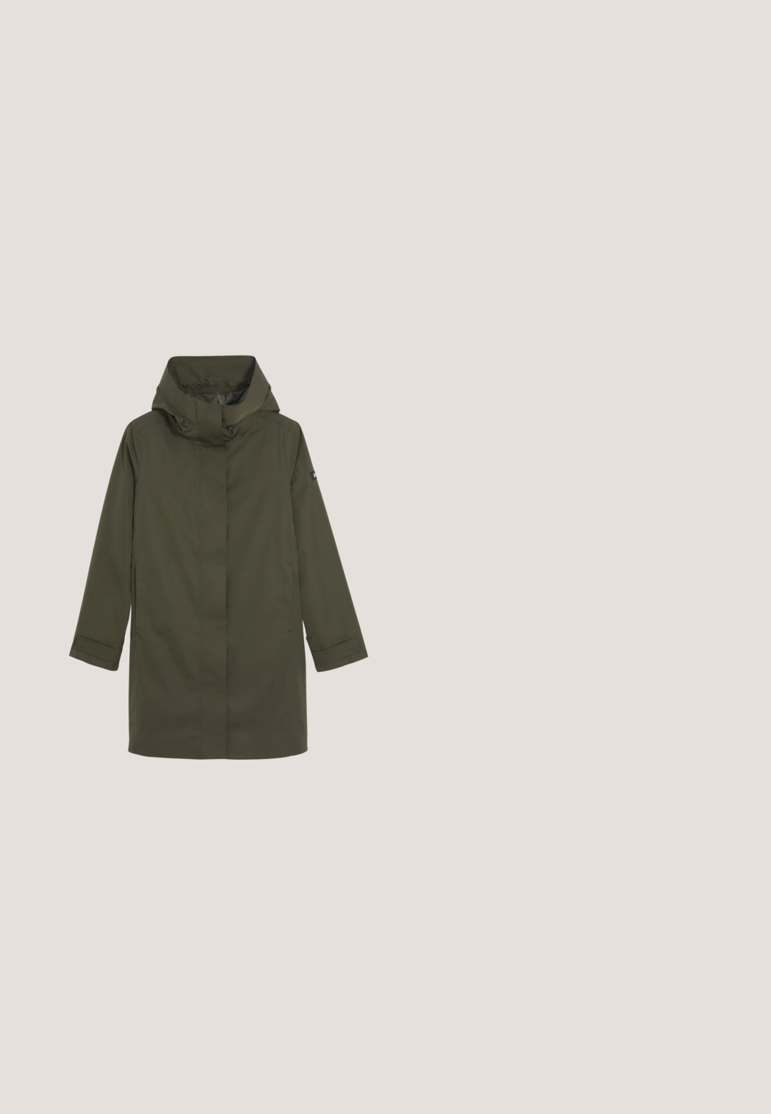 Olivengrøn, knælængde regnfrakke med høj krave, store knapper og sidelommer. Glat, vandafvisende stof med et enkelt design.; Olivengrøn fleece-pullover med halv lynlås, høj krave og to sidelommer. Tekstureret, blød yderside med en afslappet pasform.; Langærmet top i lys olivengrøn, lavet af blødt, tekstureret stof. Har en bred halsudskæring og en tætsiddende silhuet.; Olivengrønne leggings lavet af strækstof, med en høj talje, to sidelommer og flade sømme for ekstra komfort.; Brune og khaki vandtætte støvler med ruskind og quiltet stof, metaløjer til snørebånd, pelsfor og en tekstureret gummisål.; Olivengrønt totebag lavet af polstret stof, med to top håndtag, justerbare remme og en frontlomme med lynlås og brandlabel.