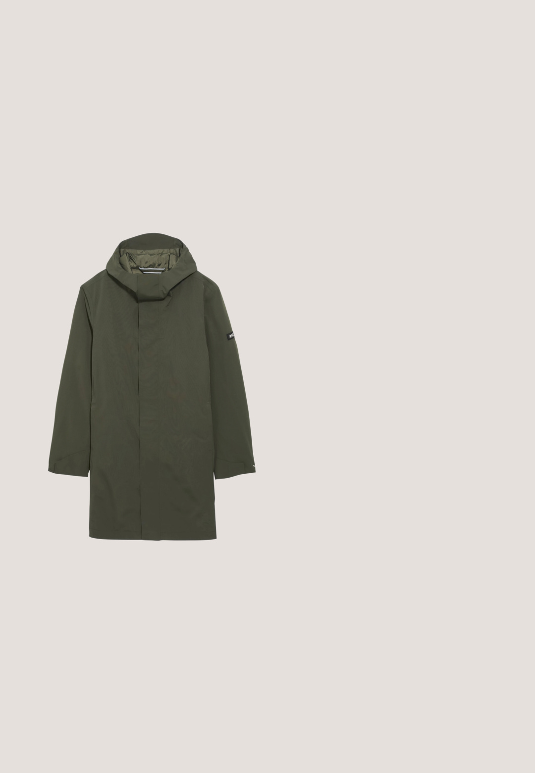 Imperméable vert olive avec un col haut et une capuche ajustable. Doté de manches longues, d'une fermeture éclair invisible sur le devant et de poches latérales. Tissu lisse et léger.; Chemise à manches longues à boutons en tissu texturé brun. Dispose d'un col rond, d'une poche avant et d'un ourlet droit. Boutons au centre devant.; Pantalons cargo vert olive en coton, avec une coupe droite, des poches latérales et des coutures discrètes. La texture est lisse, avec un tissu durable.; Bottine de randonnée en cuir marron avec un bout arrondi, surface texturée, lacets jaunes et œillets en métal. Dotée d'une semelle en caoutchouc noir robuste.; Sac à dos tactique beige avec plusieurs poches, sangles en toile, dos en maille rembourré, fermetures éclair et coutures renforcées pour plus de durabilité.; Ceinture en cuir marron avec une texture lisse, dotée de plusieurs trous pour réglage et d'une boucle en métal argenté. Étiquette de marque visible.