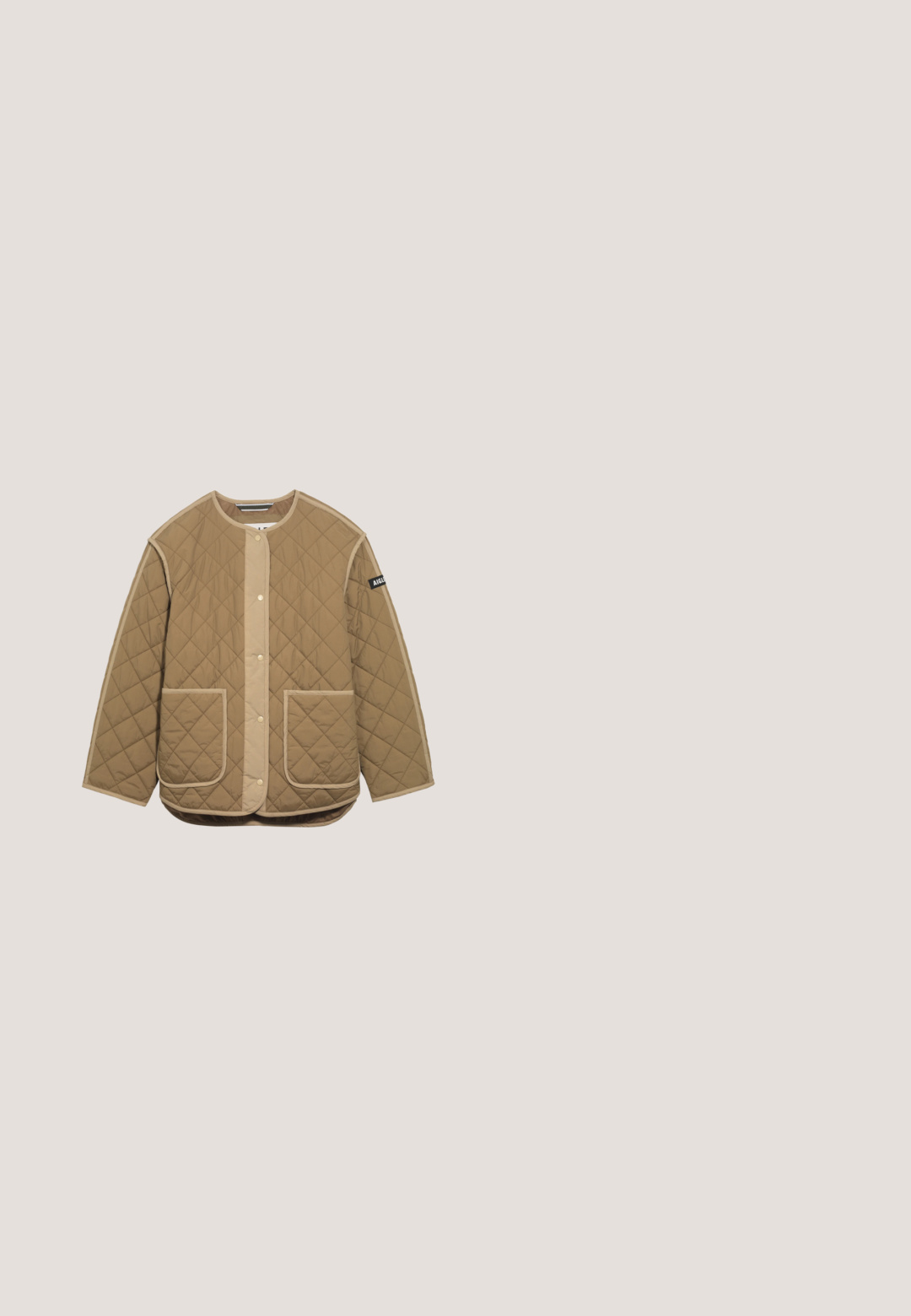 Gestepptes, braunes Jacket mit cremefarbenen Paspeln, vorderer Druckknopfverschluss und zwei großen Vordertaschen. Verfügt über ein schwarzes Logo-Patch am Ärmel.; Weißer, kurz geschnittener Pullover mit langen Ärmeln und Zopfmuster, Rundhalsausschnitt, "Tommy Jeans" Logo auf der Brust und kleinem Tommy-Flag am linken Ärmelbündchen.; Hellrosa Cordhosen im Schlagstil mit dezenter Rippstruktur, Fronttaschen, Reißverschluss- und Knopfverschluss sowie einer leichten Ausbleichung entlang der Beine.; Beige Wildlederstiefel mit einem Kunstfellkragen, goldenen Ösen und einer kontrastierenden Gummisohle. Mit einem Logo an der Seite und strukturiertem Profil.; Off-white rechteckige Umhängetasche mit goldfarbenem Reißverschluss, verstellbarem dunklem Riemen und geprägt "JOOP! JEANS"-Logo auf der Vorderseite.; Goldarmband mit einer feinen Kette und einem auffälligen, flachen Buchstaben "H" als Anhänger. Mit Verschluss und verstellbarer Kettenlänge für die perfekte Passform.