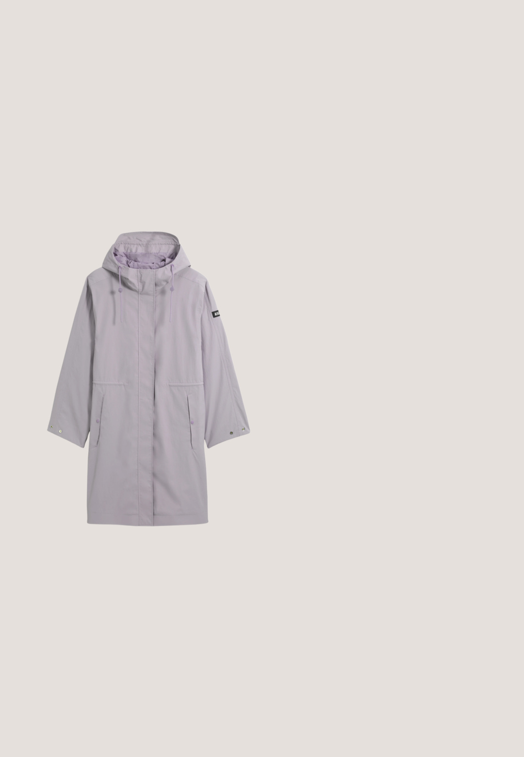 Imperméable à capuche violet clair avec poches avant, cordons ajustables pour la capuche et boutons-pression aux manches, arborant un petit logo noir sur le bras gauche.; Blouse à manches courtes en lavande clair, avec un col large, en tissu mélangé coton doux, et coupe décontractée. Design uni sans motifs.; Pantalons lavande clair avec une coupe ajustée, fermeture à bouton et plis devant. Fabriqués dans un tissu texturé et léger.; Baskets profil bas roses avec des accents en daim bordeaux, fermeture à lacets et semelle en caoutchouc marron clair, vues de côté.; Sac à bandoulière en daim doux rose poudré avec quincaillerie dorée. Forme incurvée, sangle réglable, et fermeture éclair. Logo de la marque visible à l'avant.; Bracelet chaîne en argent avec petites pierres d'améthyste et un pendentif croissant de lune, fermeture réglable sur fond blanc.
