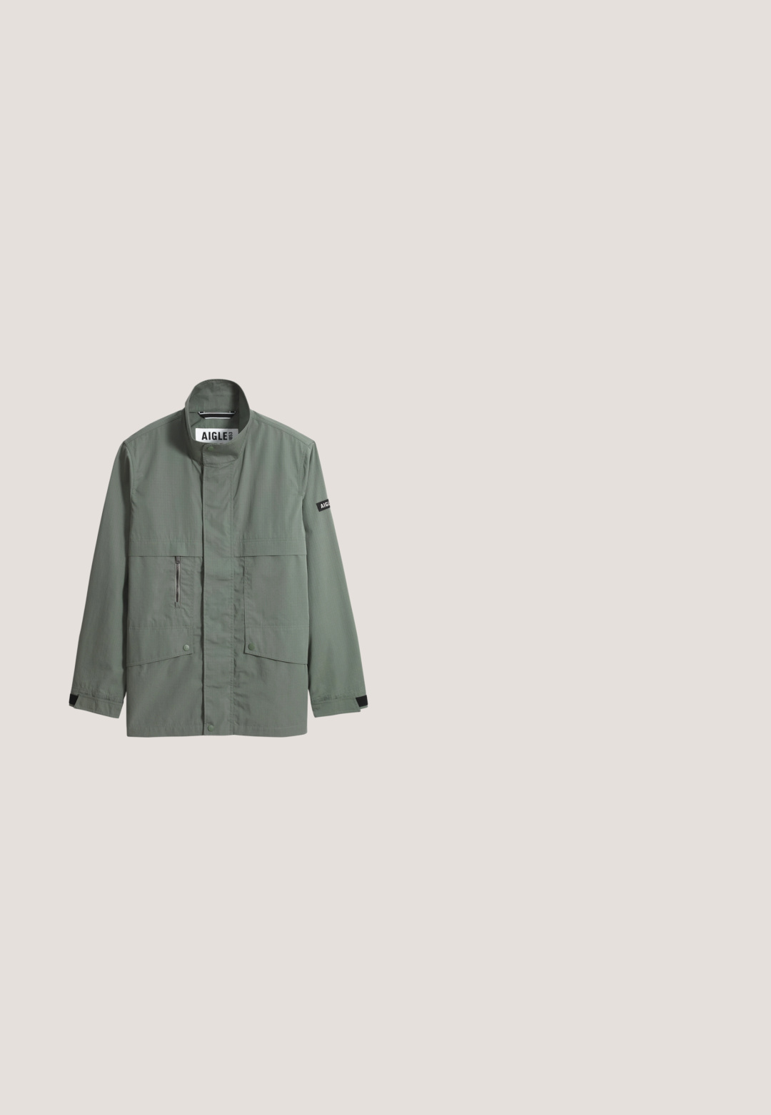 Veste zippée vert clair avec poches à boutons-pression, col montant et logo AIGLE sur l'étiquette de poitrine et la manche gauche.; Chemise beige à manches courtes avec un motif floral abstrait blanc. Fabriquée en tissu léger, avec une coupe décontractée et un devant boutonné.; Shorts cargo beiges avec passants de ceinture, bouton à l'avant, braguette zippée, deux poches latérales à rabat et panneaux cousus au niveau des genoux.; Bottes chelsea en cuir suédé marron avec un bout arrondi, des coutures minimalistes, une languette courte et une semelle en caoutchouc pour une meilleure traction.; Lunettes de soleil rectangulaires en écaille de tortue avec des verres à dégradé sombre, posées sur une surface blanche, inclinées pour montrer les détails du cadre côté gauche.; Ceinture camouflage noire et marron en tissu durable, dotée d'une boucle en plastique noir mat et d'un design ajustable pour un ajustement sécurisé.