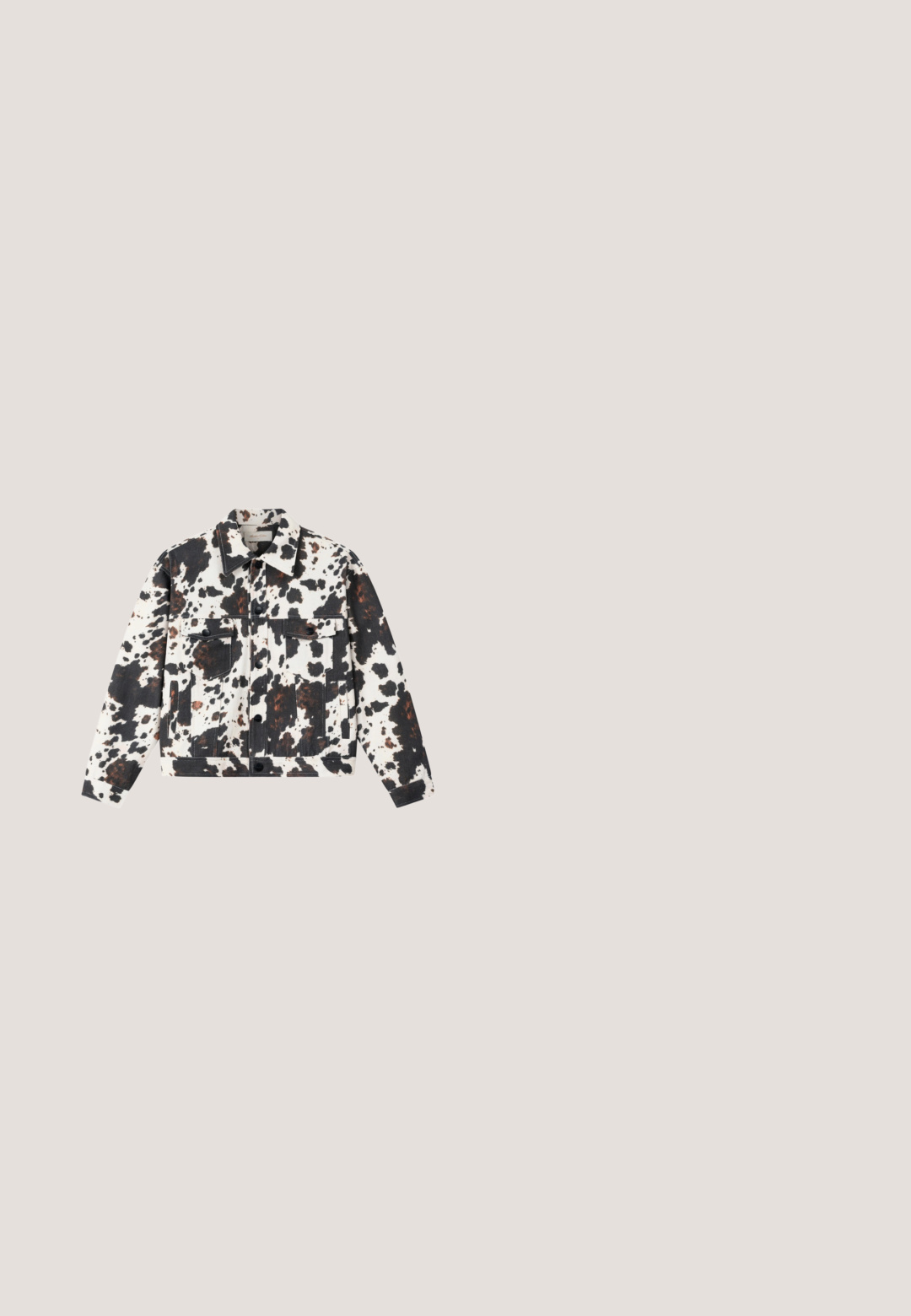 Veste en jean à imprimé vache noir et blanc avec fermeture boutonnée sur le devant et deux poches poitrine à rabat sur fond blanc.; Top à manches longues court en marron avec un motif léopard. Doté d'un col rond et d'une texture douce, avec un logo imprimé sur le devant.; Débardeur marron sans manches avec motif léopard noir et fines bretelles sur fond blanc.; Pantalon droit imprimé léopard marron et noir avec poches avant et arrière et fermeture à bouton à la taille.; Baskets en imprimé léopard avec un matériau en suède, lacets rouges et trois rayures blanches sur le côté. Présente une languette de couleur crème et une semelle marron.; Sac fourre-tout marron avec un motif léopard foncé et une poche avant, doté de deux poignées arrondies pour le transport.