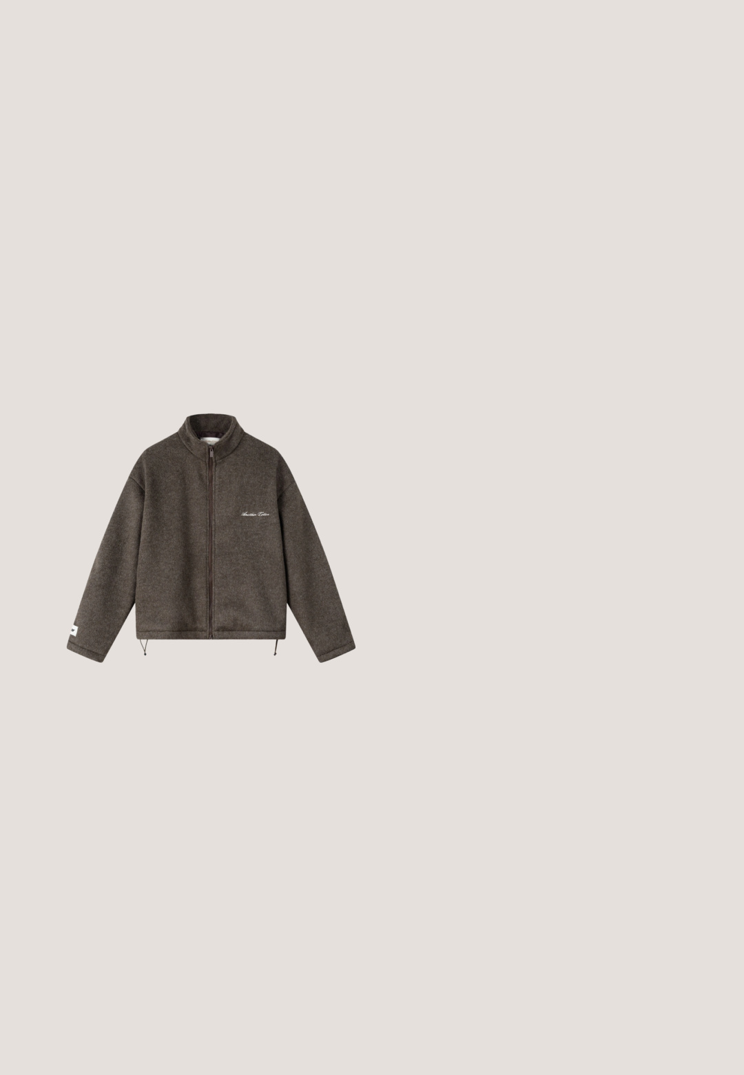 Veste polaire gris foncé zippée intégralement avec col montant, manches longues, petit texte blanc sur la poitrine gauche et cordons ajustables à l’ourlet.; Pull beige en maille avec encolure ronde, manches longues, poignets et ourlet côtelés, arborant un logo "W" blanc sur le côté gauche de la poitrine. Texture douce.; T-shirt blanc à manches courtes en coton doux, avec un logo de marque subtilement gaufré sur la poitrine et un col rond classique.; Pegador LOGO WIDE SWEAT PANTS - Pantalon de survêtement - washed walnut brown black; Baskets hautes en suede marron avec un laçage à l'avant, semelle en caoutchouc et une languette au dos. Présente un logo sur le côté.; Pochette rectangulaire en suède marron avec garniture et fermeture éclair en cuir noir, ornée d'une étiquette noire avec le texte "Karl Lagerfeld 21 Rue St-Guillaume Paris".