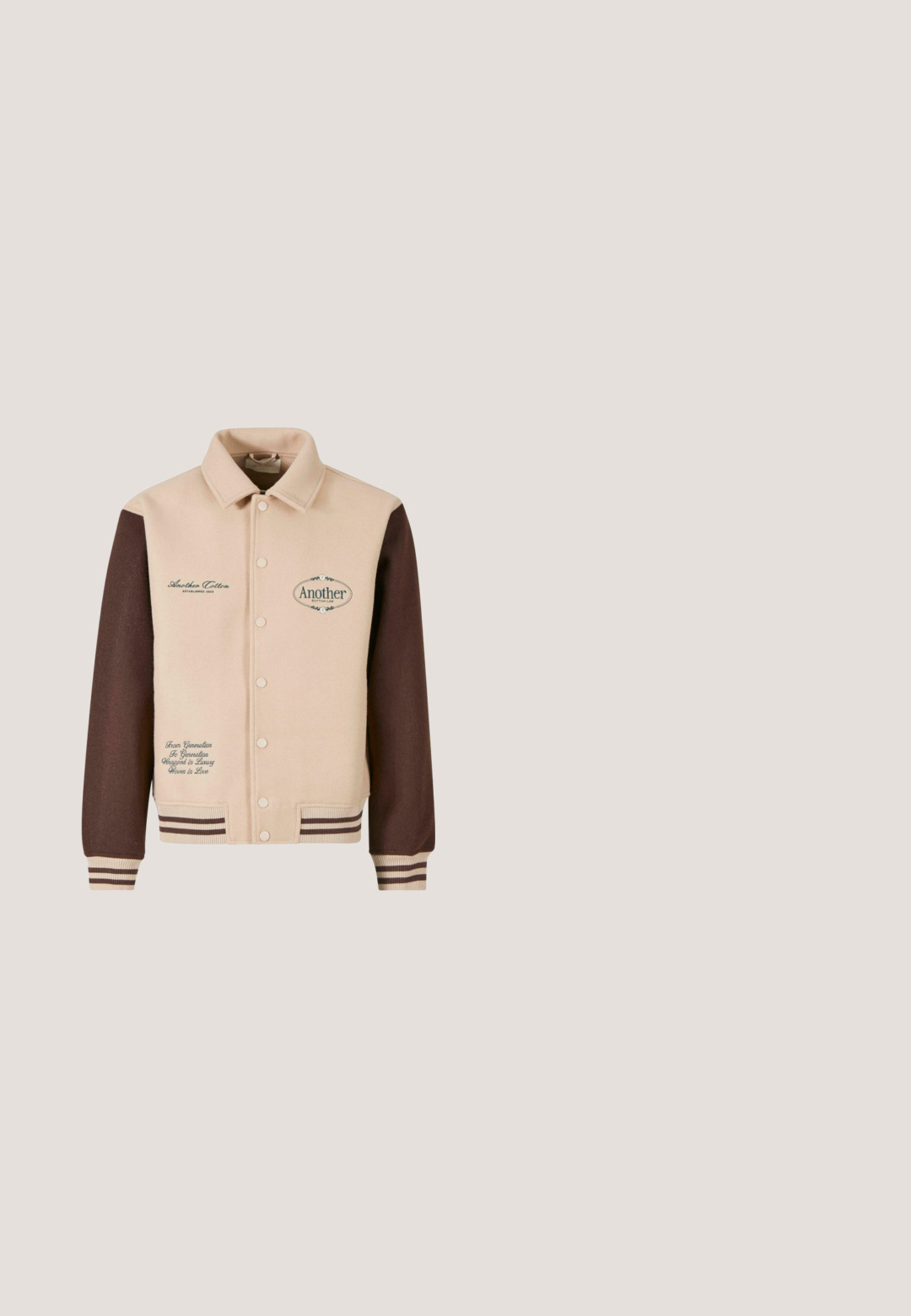 Beige og brun jakke med knapfront, krave, broderet tekst og stribede manchetter. Fremstillet af blødt stof, med dekorative lapper.; Beige hættejakke lavet af bomuldsblanding, med en kengurulomme, snøre i hætten og ribbede manchetter og kant. Minimalistisk branding på brystet.; Cremefarvet t-shirt med korte ærmer, afslappet pasform og rund halsudskæring; lavet af blødt bomuld med subtile syningsdetaljer.; Lys grå corduroy cargo bukser med sidelommer, en knaplukning og tapered ben. Har tekstureret stof og justerbare manchetter.; Lav-snit grå sneaker med tykke teksturerede snørebånd, polstret krave, syninger i panelerne og en rilled gummisål for greb.; Grøn camouflage sling rygsæk med flere lynlåslommer, en justerbar rem og et netpanel på ryggen for ventilation.