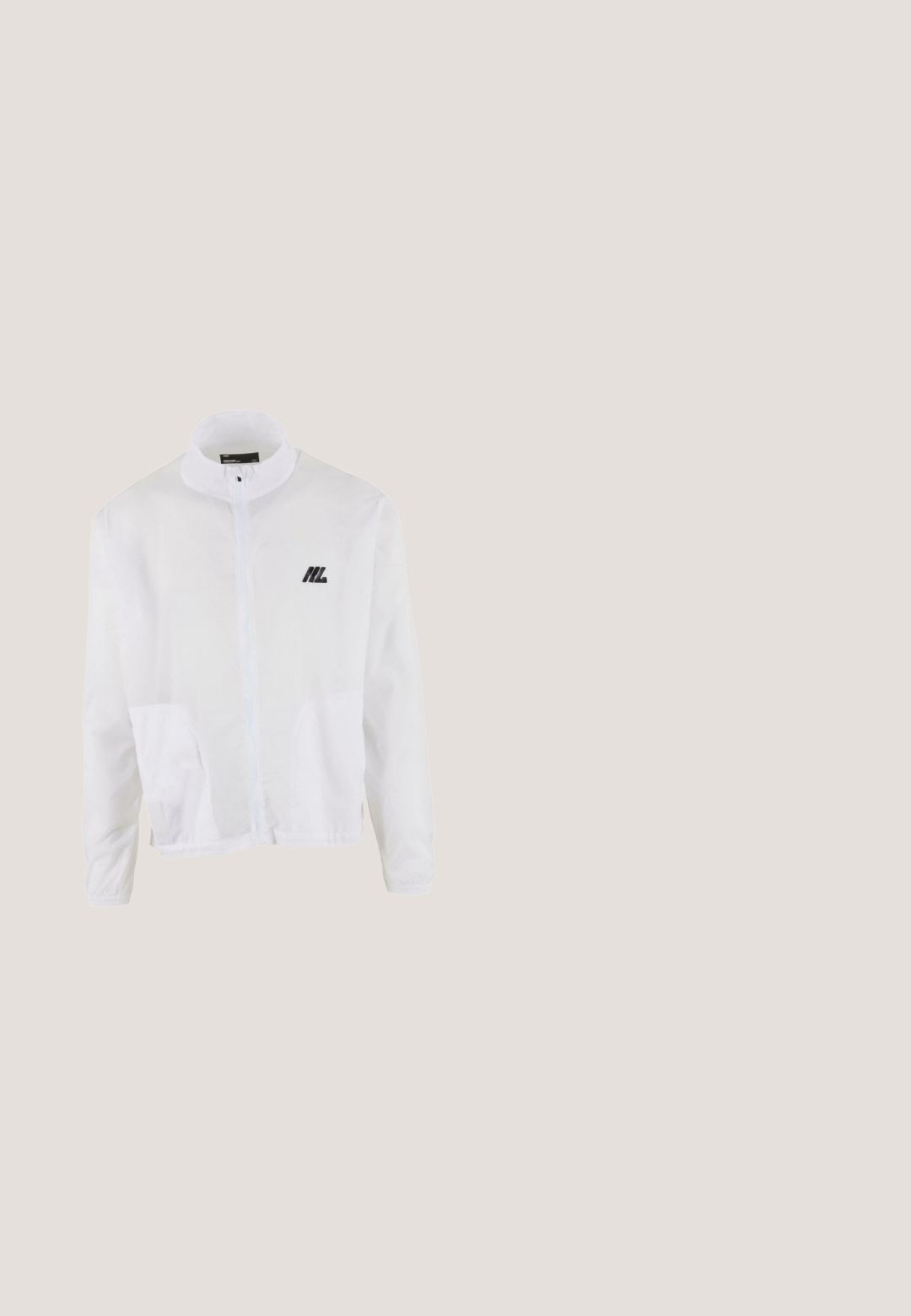 Veste blanche avec col montant, fermeture éclair devant et deux poches latérales. Présente un logo noir sur la poitrine gauche. Tissu léger.; Pull en tricot noir avec un col rond, des manches longues et une texture côtelée. Design simpliste, matériau épais et coupe légèrement ample.; Débardeur blanc en coton avec un col rond et de larges bretelles. Texture lisse, sans motifs ni accents, design simple.; Pantalon à taille élastique noire avec cordon de serrage et poches latérales, présentant une coupe décontractée et des jambes droites.; Bottine en cuir noir, avec un bout pointu, un panneau élastique sur le côté et un talon bloc empilé, vue depuis l'extérieur.; Gants en cuir noir avec une texture lisse, présentant des coutures décoratives sur le dos, un poignet effilé et un design de pouce ouvert.