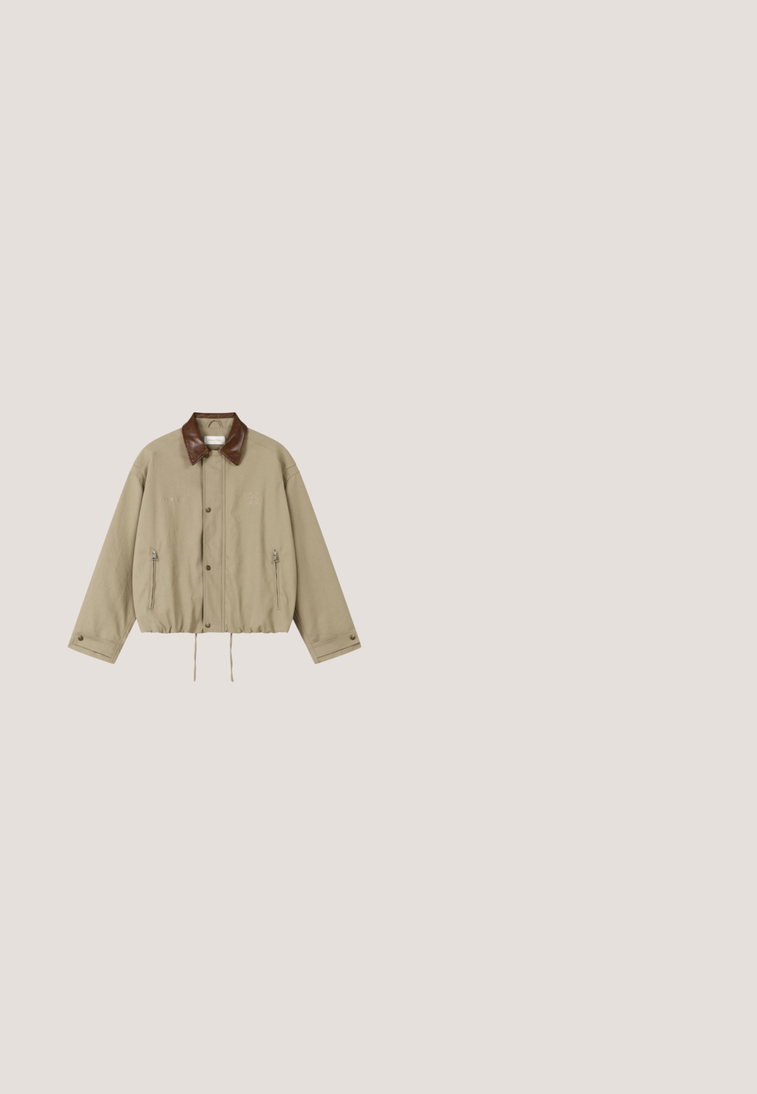 Veste beige avec col en cuir marron foncé, boutons-pression à l'avant, deux poches zippées, poignets ajustables et ourlet à cordon de serrage.; Pull à manches longues en tissu duveteux avec col rond beige, marron clair et marron foncé dans un motif abstrait.; T-shirt oversize beige à manches courtes, avec le texte « another » et trois petits patchs colorés sur le devant.; Pantalon décontracté beige clair avec fermeture à bouton, plis devant, poches latérales, passants pour ceinture et jambes larges et droites.; Botte à lacets en cuir noir et tan avec un col rembourré gris et une semelle épaisse blanche cassé, vue de côté sur fond blanc.; Sac cabas en toile beige avec longues anses et poche avant, avec texte bleu "Wood Wood® Copenhagen, 2002 Not to Be Trusted" imprimé à l'envers.