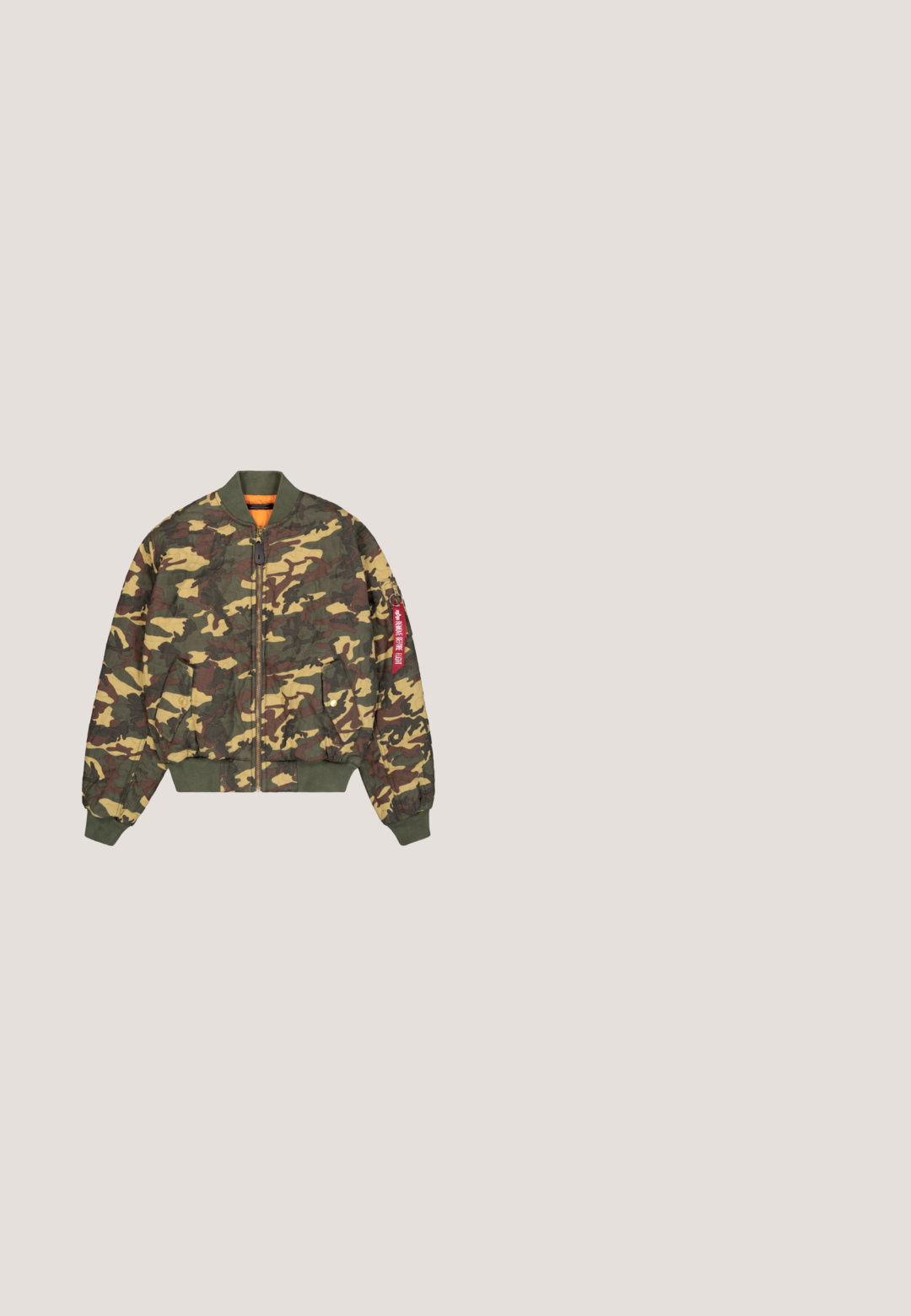 Veste bomber camouflage avec des motifs verts, bruns et jaunes. Elle est dotée d'une fermeture éclair à l'avant, de poignets côtelés et d'une doublure intérieure orange.; Hoodie marron avec une poche kangourou, portant un logo "Dropsize" brodé en blanc sur la poitrine gauche. Fabriqué en tissu doux et texturé.; T-shirt en coton blanc avec un graphisme d'un cobra entouré d'éclairs et de crânes. Le texte avec le nom "MJ Gonzales" est inclus.; Pantalons cargo vert olive avec des jambes fuselées, dotés de plusieurs poches à rabat, d'une fermeture à bouton et de poignets élastiques ; en coton texturé.; Baskets noires épaisses avec semelle à crampons épais flottant au-dessus d'un trottoir gris, sur un fond bleu clair et gris flou.; Sac à dos en bandoulière camouflage vert avec plusieurs poches zippées, une sangle réglable et un panneau arrière en mesh pour la ventilation.