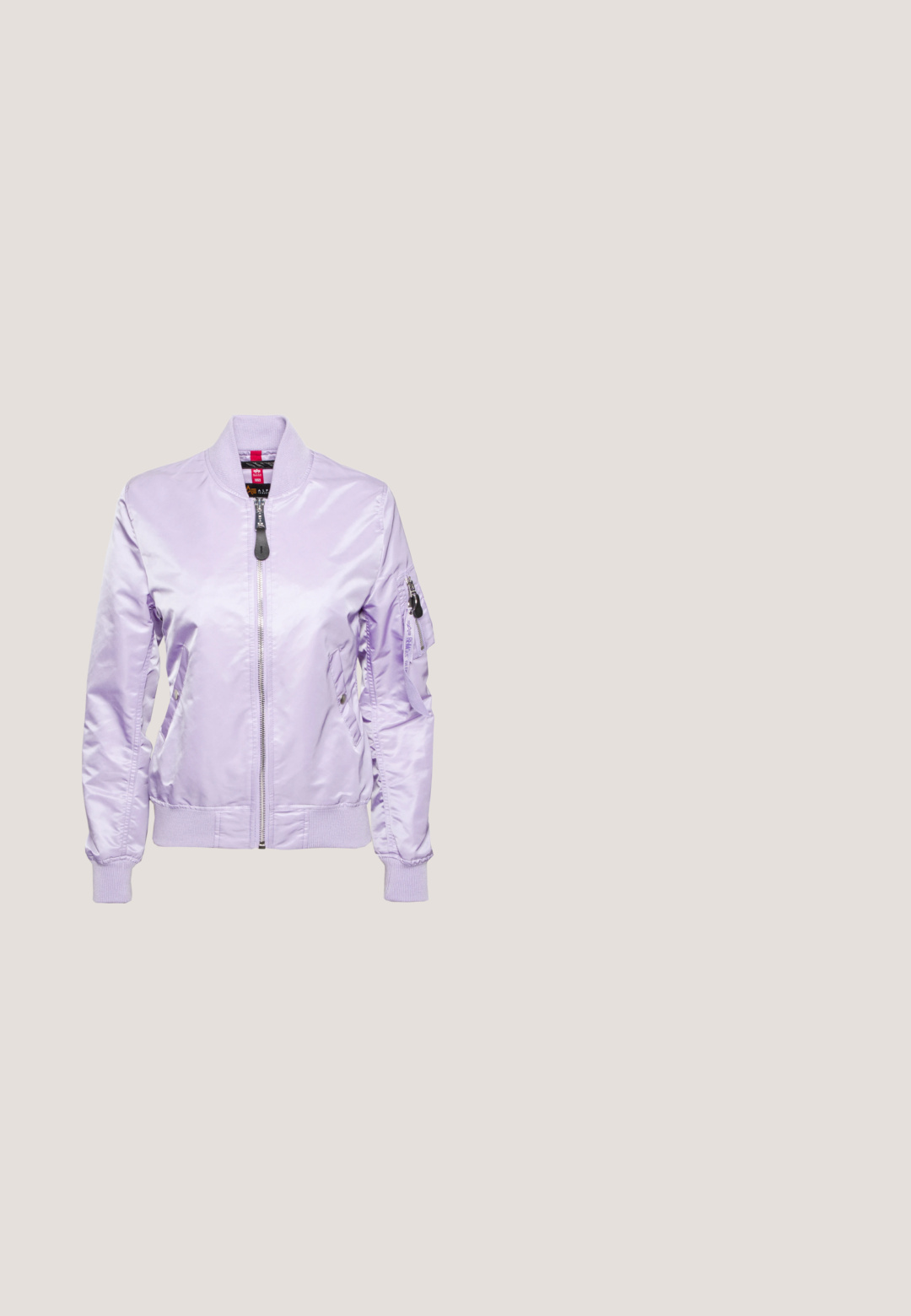 Lilafarbene Bomberjacke aus glänzendem Stoff, mit Reißverschluss vorne, gerippten Bündchen und seitlichen Taschen sowie zusätzlichem Armtaschen-Detail.; Vero Moda VMPOINTELLE TIE STRAP  - Top - bonbon; Rosa-weiß gestreifte Shorts mit elastischem Bund und einem kleinen Nike-Logo-Patch auf der Rückseite. Hergestellt aus leichtem Stoff.; Weißer und grauer Nike-Sneaker schwebt über einer Steinoberfläche, mit Schnürverschluss vorne und sichtbarer Luftdämpfung in der Sohle.; Grau strukturierte Handtasche mit gepolstertem Griff, Netzelementen, verstellbarem Schulterriemen und einem vorderen Verschluss. Kompaktes Design mit abgerundeter Form.; Silberne Creolen mit einem dünnen, glatten Design; länglich-ovale Form; polierte Oberfläche; ausgestattet mit einem sicheren Hakenverschluss.