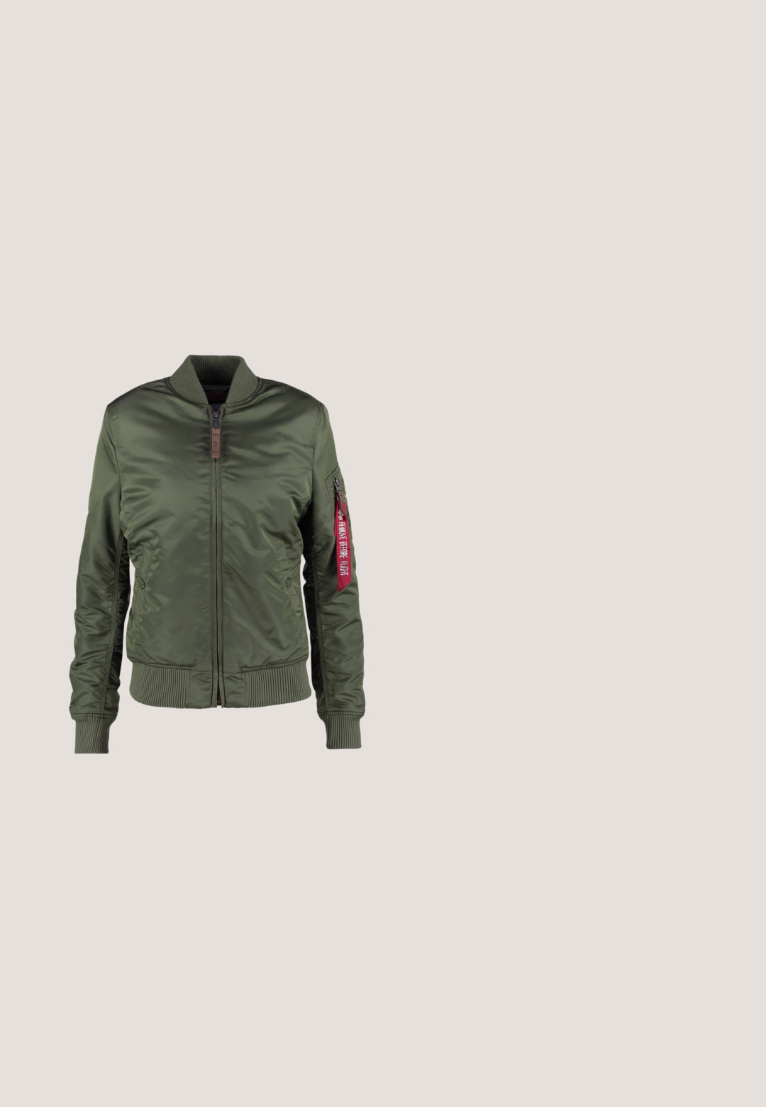 Alpha Industries Bomberjacks - sage green; Geknipte hoodie in donkere camouflage, met een trekkoordcapuchon, lange mouwen en een elastische zoom. Gemaakt van zachte, textuurrijke stof.; Camo-patroon t-shirt in donkergroen en bruin. Zacht, lichtgewicht stof met een ronde hals en korte mouwen. Gebogen zoomdetail.; Donkergroene en zwarte joggingbroek met camouflagepatroon, elastische tailleband, trekkoord, zijzakken en elastische boorden.; Luipaardprint sneaker met een textiele bovenkant, dikke witte buitenzool, zwarte accenten en gemusterde veters, ontworpen voor comfort en stijl.; Glanzende heuptas roségoud met zwarte rits, zwarte verstelbare band en kleine zwart-witte logopatch aan de voorkant.