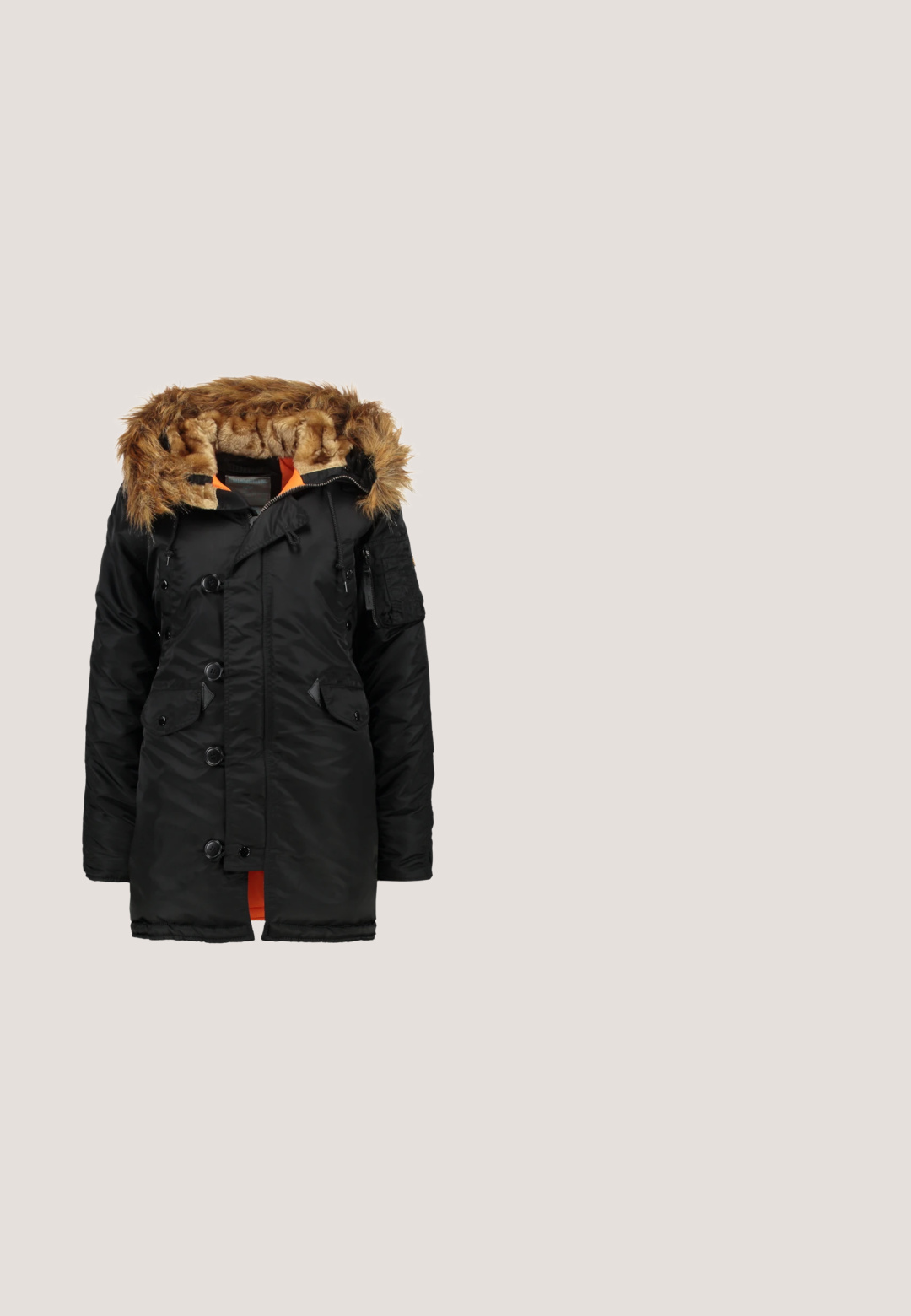 Schwarze isolierte Parka mit fellgefütterter Kapuze, orangem Innenfutter, Druckknopfverschluss und mehreren Fronttaschen. Verfügt über verstellbare Kordelzüge.; Gestrickter Rollkragenpullover in Schwarz und Weiß mit einem strukturierten Zopfmuster, ausgestattet mit einem gerippten Halsausschnitt und einem kleinen Markenlabel am Saum.; Schwarzes langärmliges Rollkragenoberteil aus glattem, dehnbarem Stoff. Es hat einen hohen Kragen und eine figurbetonte Silhouette, ohne sichtbare Muster oder Akzente.; Weiße ausgestellte Jeans aus einem Baumwoll-Mischgewebe, mit einem Zwei-Knopf-Verschluss, Fronttaschen und subtilen Nähdetails.; Schwarze Knöchelstiefel aus strukturiertem Synthetikmaterial, mit runder Zehenpartie, Schnürverschluss und niedrigem, gestapeltem Absatz.; Schwarze Leder-Duffelbag mit zwei oberen Griffen und einem abnehmbaren Schulterriemen. Verfügt über goldfarbene Hardware und eine Vordertasche. Glatte Textur.