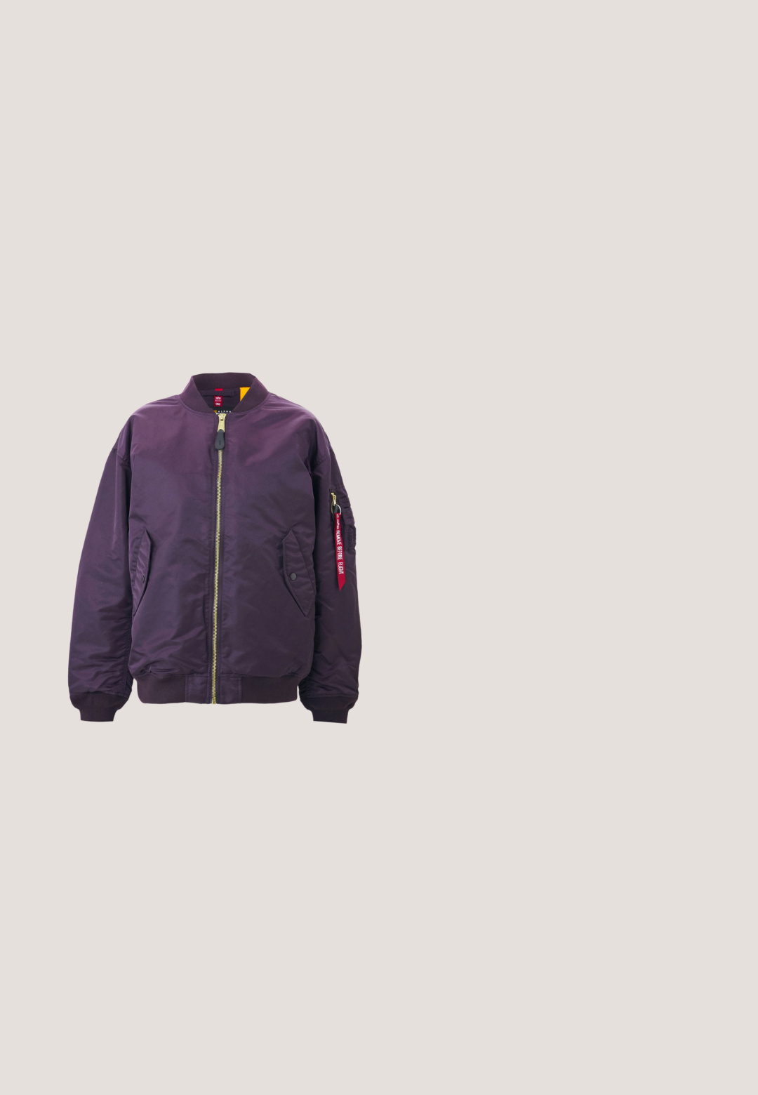 Alpha Industries CORE - Bomberjacke - plum; Schwarzes langärmliges Crop-Top aus Baumwolle. Darüber ein farbenfrohes Grafikdesign von einer Schlange und einem Schlüssel auf der Vorderseite. Einfaches Rundhalsausschnitt-Design.; Graue Denim-Overalls mit verstellbaren Trägern, einer Brusttasche und einer lockeren Passform. Sie verfügen über gerade geschnittene Beine und eine durchgehende unifarbene Gestaltung.; Person, die schwarz-weiße Vans-Sneaker mit weißen Schnürsenkeln, weißen Socken und beigen Hosen mit elastischen Bündchen trägt.; Schwarze Cordtasche mit geschwungener Form, verstellbarem Schultergurt und Kordelzugverschlüssen an beiden Seiten zur Größenanpassung.; Silberne Creolen mit einem glatten, abgerundeten Herzanhänger, der von jedem Creolen vor weißem Hintergrund baumelt.