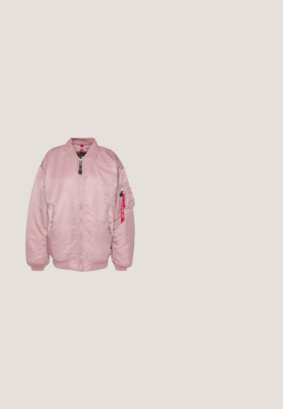 Alpha Industries CORE - Blouson Bomber - silver pink; Sweatshirt court rose clair avec manches longues, décolleté large et texte imprimé blanc. Texture douce et coupe décontractée.; Chemise rose à manches longues avec des poignets boutonnés, présentant une texture lisse et des boutons assortis de couleur rose clair le long de la patte de boutonnage.; Pantalon en velours côtelé rose avec taille élastique et poches latérales, doté d'une coupe droite et d'ourlets retroussés.; Fila RISER - Baskets basses - pale mauve/turtledove; Sac fourre-tout rose avec des motifs de fraises, une poche avant rose foncé et des poignées assorties sur un fond neutre.