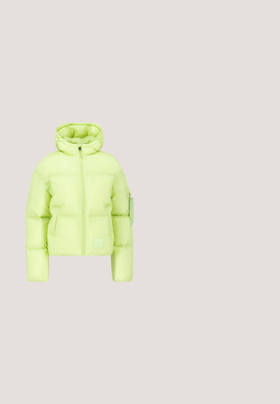 Alpha Industries CLOUD PUFFER - Winterjas - arctic lime; Zwarte fleece pullover met een ritskraag, voorzien van een borstzak en contrasterende witte en grijze accenten. Zachte textuur, cropped ontwerp.; Langarm, strak zittend sportshirt in limoengroen met ronde hals en subtiel gestructureerde stof, ontworpen voor vrouwen.; Olijfgroene cargobroek met een gestructureerde afwerking, voorzien van twee voorkruiden, extra zijvakken en verstelbare boorden aan de onderkant.; Tan wandelschoen met een bovenwerk van suede en canvas, turquoise veters, een gevoerde kraag en een zwarte rubberen zool met een geprofileerd grippatroon.; Felgroene Superdry rugzak met zwarte ritstrekers, elastisch koord aan de voorkant, zijvakken, bovenhandvat en logo op het bovenste voorpaneel.