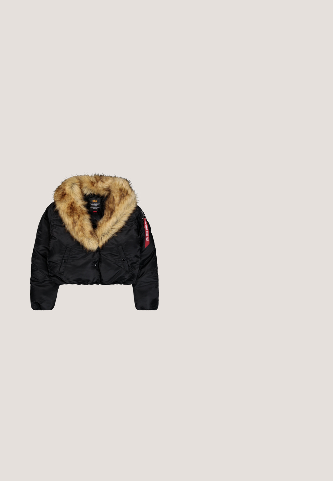 Korte zwarte jas met een grote tan nepbont kraag, voorzien van knopen aan de voorkant, zijzakken en een rode logo-tag op de mouw.; Lichtgrijze hooded sweater met lange mouwen, voorzak, geribde boorden en een "Weekday" label binnenin de kraag.; Zwart oversized T-shirt met korte mouwen, een ronde hals en een relaxte pasvorm, getoond op een effen witte achtergrond.; Zwarte wijde cargobroek van katoen met een strikceintuur, voorzien van twee zijzakken en een soepele stoftextuur.; Witte chunky sneakers met een textuur bovenkant, gevoerde kraag en dikke, gegroefde zool. Voorzien van contrasterende zwarte veters en merkaanduiding.; Zwarte stoffen schoudertas met verstelbare band, voorvak met blauwe trekkoord en kleine rechthoekige logopatch aan de onderkant.