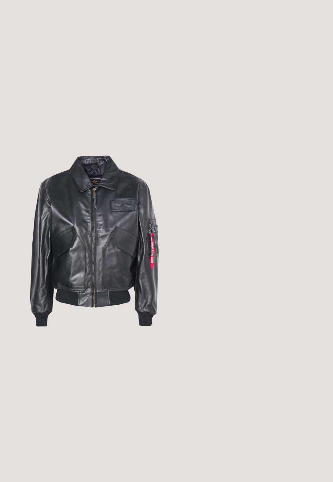 Etiqueta de ropa sostenida entre los dedos que muestra los materiales en varios idiomas: exterior 100% cuero, forro y relleno 100% poliéster, limpieza especial de cuero.; Sudadera negra con cuello redondo con texto "Aries" y diseño de columna arquitectónica en el frente, puños y bajo acanalados, y gráficos sutiles en las mangas.; Camiseta de manga corta en gris oscuro hecha de algodón. Presenta un cuello redondo y un pequeño logo "DICKIES" en contraste en el pecho. Textura suave.; Vaqueros de denim gris oscuro con una silueta acampanada, que cuentan con un cierre de botón, cinco bolsillos y un ligero desgaste en la parte delantera.; Botas de tobillo de cuero negro con un cuello de ante negro texturizado, suela de goma gruesa y ojales de metal para los cordones.; Bolsa de deporte negra con un patrón geométrico texturizado, cierre de doble cremallera y correas ajustables. Detalles de hardware resistente.