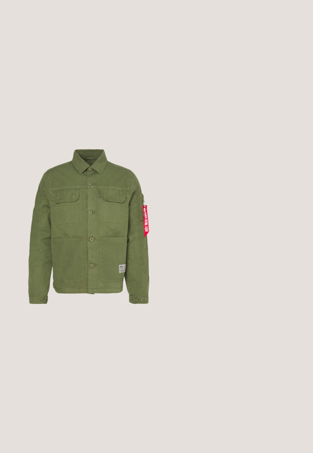 Groene katoenen jas met twee voorzakken, knoopsluiting en een rood stoffen label op de mouw. Heeft een kraag en schouderdetails.; Getextureerde stof in crèmekleur, met een zigzagpatroon en verhoogde draden voor extra diepte en dimensie. Lichtgewicht en zachte textuur.; Beige T-shirt met korte mouwen en ronde hals met klein blauw Alpha Industries-logo op de linkerborst, bovenaan.; Beige rechte broek met riemlussen, voorste knoop, ritssluiting en zijzakken tegen een witte achtergrond.; Witte canvas sneakers met een rubberen zool, vetersluiting en een klein logolabel aan de zijkant. Gewreven wit bovenwerk en een bruine zool.; Crèmekleurige canvas boodschappentas met voorvak, twee handvatten, verstelbare schouderriem en kleine gele "O.N.S" tekst rechtsonder op het vak.