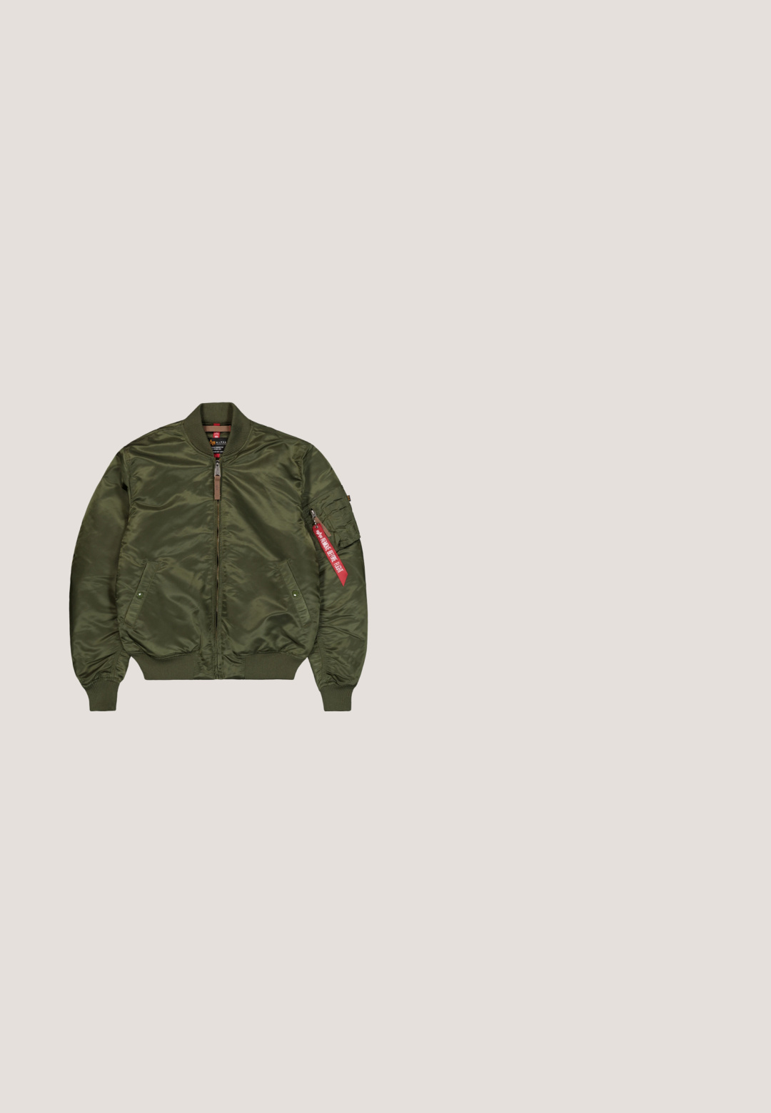 Chaqueta bomber verde oliva con cuello, puños y bajo acanalados, cremallera frontal, dos bolsillos laterales y bolsillo con cremallera en la manga con etiqueta roja.; Sudadera verde oscura de tela suave, con bolsillo canguro, capucha ajustable con cordón y logo gráfico naranja en el frente.; Camiseta de algodón verde con mangas cortas, con texto retro en blanco: "Petrol Industries 1973 Vintage Workwear Calidad Superior Crudo".; Pantalones cargo verde oliva con puños elásticos, múltiples bolsillos laterales, cierre de botón y un material de algodón duradero. Textura suave.; Persona con vaqueros azul claro y zapatillas negras con cordones y suelas marrones, de pie sobre un suelo texturizado gris.; Cinturón elástico negro con una hebilla de metal plateado que presenta el logo de "Alpha Industries", diseño plano y textura suave.