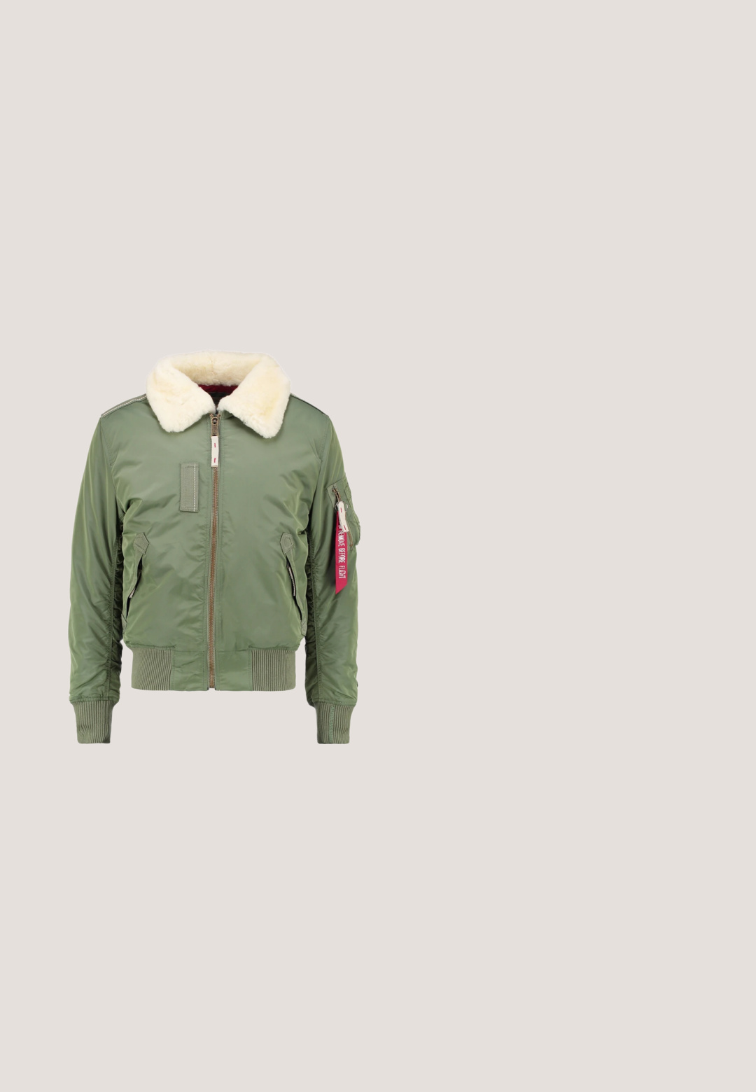 Zelená bomber bunda s umelou kožušinou na golieri, so zipsom vpredu, rebrovými manžetami a pásom. Má bočnú kapsu a červený detail s logom.; Khaki mikina s jemným kamuflážnym vzorom. Dlhé rukávy s rebrovanými manžetami a spodným lemom, vyrobená z mäkkej textúry látky.; Biela tričko s krátkym rukávom a okrúhlym výstrihom, vyrobené z ľahkej látky. Má štruktúrovaný povrch a voľný strih. Bez viditeľných vzorov alebo akcentov.; Tmavomodré úzke džínsy so slabým vyblednutím na stehnách a kolenách, s prednými vreckami, pútkami na opasok a zapínaním na gombík.; Semišové papuče v pieskovom odtieni so soft fleece podšívkou. Nízkoprofilový dizajn s plochou gumovou podrážkou a koženou štítkou so značkou na boku.; Urban Classics Batoh - olive
