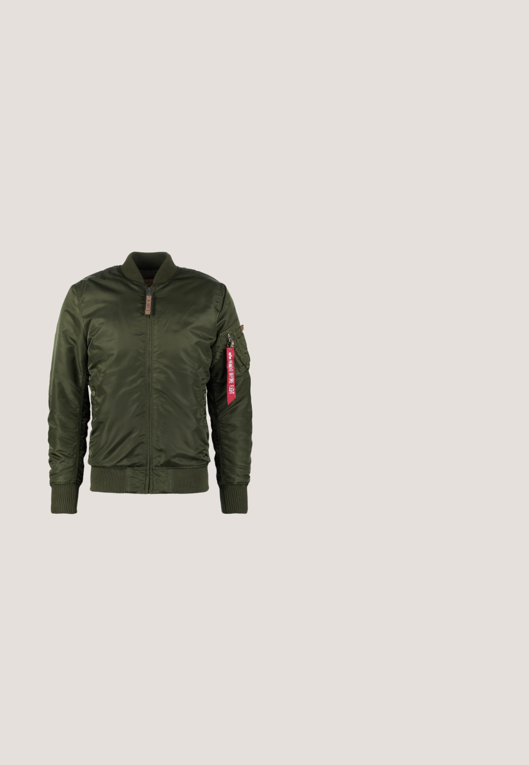 Grüne Bomberjacke aus glattem Nylon. Verfügt über einen gerippten Kragen und Bündchen, Seitentaschen und einem roten Etikett mit dem Aufdruck 'REMOVE BEFORE FLIGHT'.; Grauer Sweatshirt mit Rundhalsausschnitt, ausgestattet mit einem schwarzen Logo "ALPHA INDUSTRIES" und einem roten Akzent-Tag am Saum. Baumwollmischung, lässiges Design.; Dunkelrotes Kurzarm-T-Shirt mit gelbem Alpha Industries-Logo und Text "Knoxville, Tennessee, U.S.A." in der vorderen Mitte.; Dunkelgrüne Cargo-Shorts aus strapazierfähigem Material, mit mehreren Seitentaschen, einem Kordelzugsaum und einem roten Etikettakzent.; Schwarze Lederknöchelstiefel mit strukturiertem Finish, Schnürdesign, Gummisohle und kontrastierender brauner Zwischensohle. Mit Logodetail an der Seite.; Schwarze Umhängetasche mit glattem Oberteil und strukturiertem Stoff vorne, verfügt über ein Hauptreißverschlussfach, eine Fronttasche und einen verstellbaren Schultergurt.