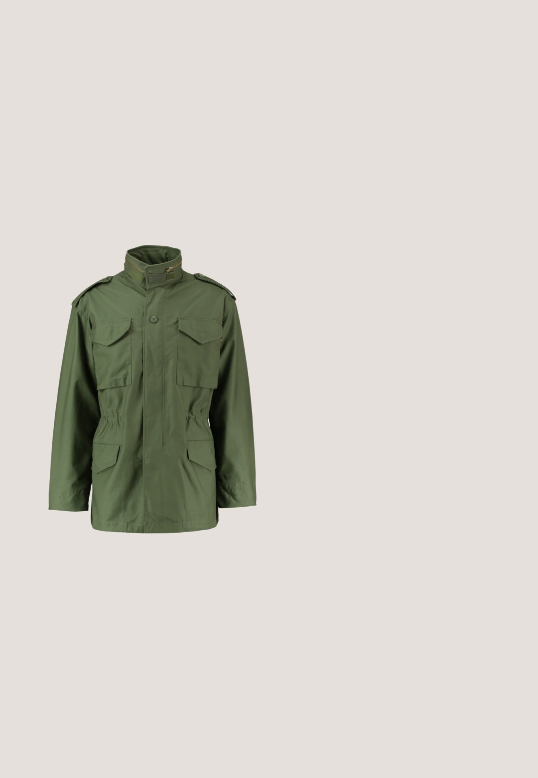 Olivengrüne militärische Jacke im Stil, ausgestattet mit einem hohen Kragen, zwei Brusttaschen, zwei Seitentaschen und einem verstellbaren Taillenzug.; Olivgrünes Kurzarmhemd, mit Knopfleiste, zwei großen Brusttaschen, eine mit Klappe, und einem roten Schlüsselanhänger mit Text. Dezente Textur.; Dunkelgrüne Cargo-Shorts aus strapazierfähigem Material, mit mehreren Seitentaschen, einem Kordelzugsaum und einem roten Etikettakzent.; Schwarze Lederknöchelstiefel mit strukturiertem Finish, Schnürdesign, Gummisohle und kontrastierender brauner Zwischensohle. Mit Logodetail an der Seite.; Runde Sonnenbrillen mit dunklen Schildpatt-Rahmen und braunen Gläsern. Das Design weist eine leichte Katzenaugenform und Aussparungen an der Brauenpartie auf.; Zweifarbig oliv-weiß tote Tasche mit schwarzen Griffen, #WEARINDEPENDENT Schriftzug und Koordinaten auf der Griffumwicklung gedruckt.
