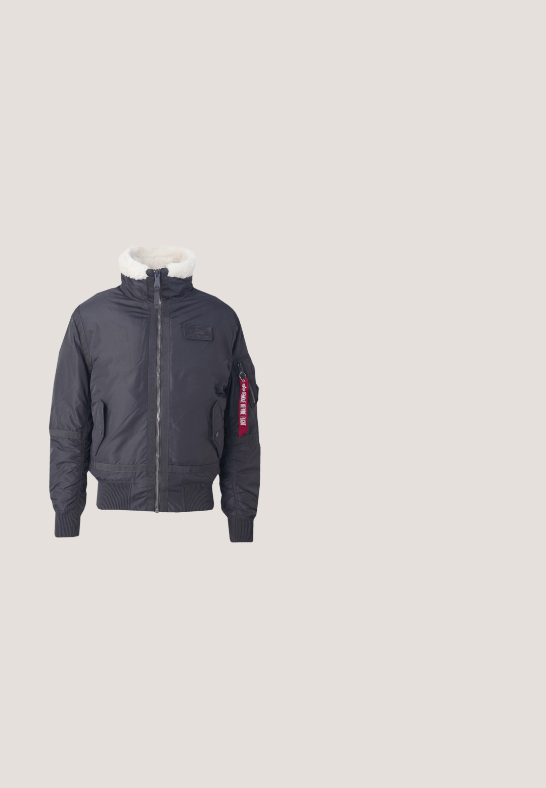 Schwarze isolierte Bomberjacke mit einem Kragen aus Kunstfell, Frontreißverschluss, Seitentaschen, gerippten Bündchen und einem roten Stoffetikett am Ärmel.; Gestrickter Pullover aus dunkelgrauem Stoff mit weißen Schneeflocken- und geometrischen Mustern, mit einem gerippten Saum und Ärmelbündchen sowie einem runden Halsausschnitt.; Burgunder T-Shirt aus Baumwolle, mit Rundhalsausschnitt, kurzen Ärmeln und einem kleinen schwarzen Logo auf der linken Brust. Glatte Textur, normale Passform.; Blaue ausgewaschene gerade Jeans mit fünf Taschen, Knopfverschluss und sichtbaren Nahtdetails auf der Vorderseite.; Braune Lederstiefelette mit runder Zehenpartie, Schnürung vorne, metallischen Ösen und einer dicken schwarzen Gummisohle mit Rutschmuster.; Burgunderfarbene Umhängetasche aus glattem Stoff mit silberfarbenen Beschlägen, verstellbarem schwarzen Gurt und vorderer Reißverschlusstasche. Mit Logo-Plakette.