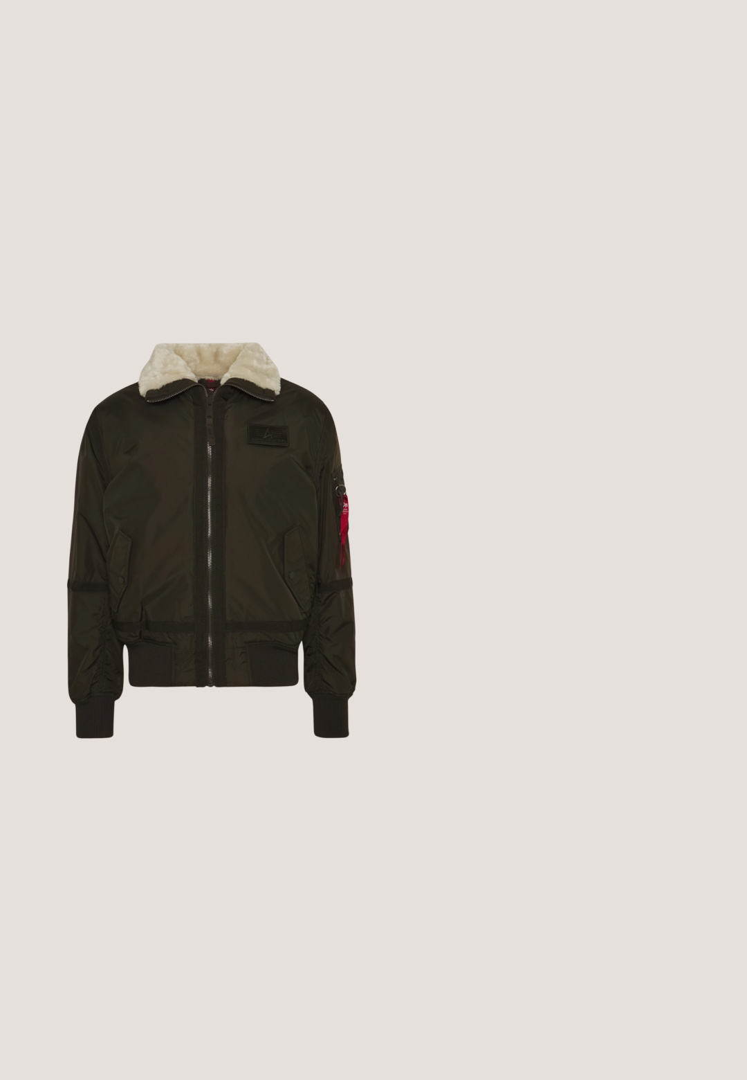 Mørkegrøn bomberjakke med en faux fur krave, lynlåslukning, ribstrikkede manchetter og sidelommer. Har en patch og et rødt accentbånd.; Grøn camouflage sweater med lange ærmer, rund halsudskæring og ribbede manchetter. Fremstillet af blødt stof med forskellige grønne og brune mønstre.; Neutral hvid kortærmet t-shirt med op rullede ærmekanter og rund halsudskæring, vist på en hvid baggrund.; Cargo bukser i olivengrøn bomuld med sidelommer, tapered ankler og knaplukning. Glat tekstur med forstærket søm.; Brune læder Chelsea-støvler med elastiske sidepaneler, rund tå og robust gummisål med et let mønster.; Urban Classics Rygsække - olive