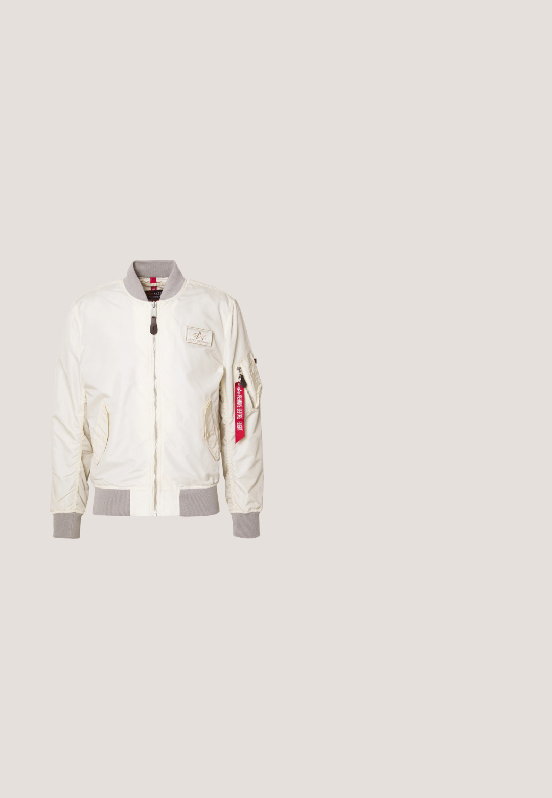Veste bomber beige clair en nylon, avec des poignets côtelés et un col gris. Fermeture à glissière avec une poche latérale et un détail de tag rouge.; Sweat à capuche blanc cassé avec poche avant, poignets et ourlet côtelés, arborant le texte "KARL KANI 89 NEW YORK" sur le devant.; T-shirt beige oversize, fabriqué en coton doux, avec un col rond et des manches courtes, dotée d'un ourlet droit. Design simple et minimal.; Pantalons cargo verts olive avec une coupe droite, deux poches latérales et des fermetures éclair au niveau des chevilles. Fabriqués à partir de tissu durable.; Baskets de sport gris clair et blanc avec panneaux en mesh et daim, lacets blancs et semelle épaisse et rembourrée, vues de côté.; Sac à dos tactique beige avec plusieurs poches, sangles en toile, dos en maille rembourré, fermetures éclair et coutures renforcées pour plus de durabilité.