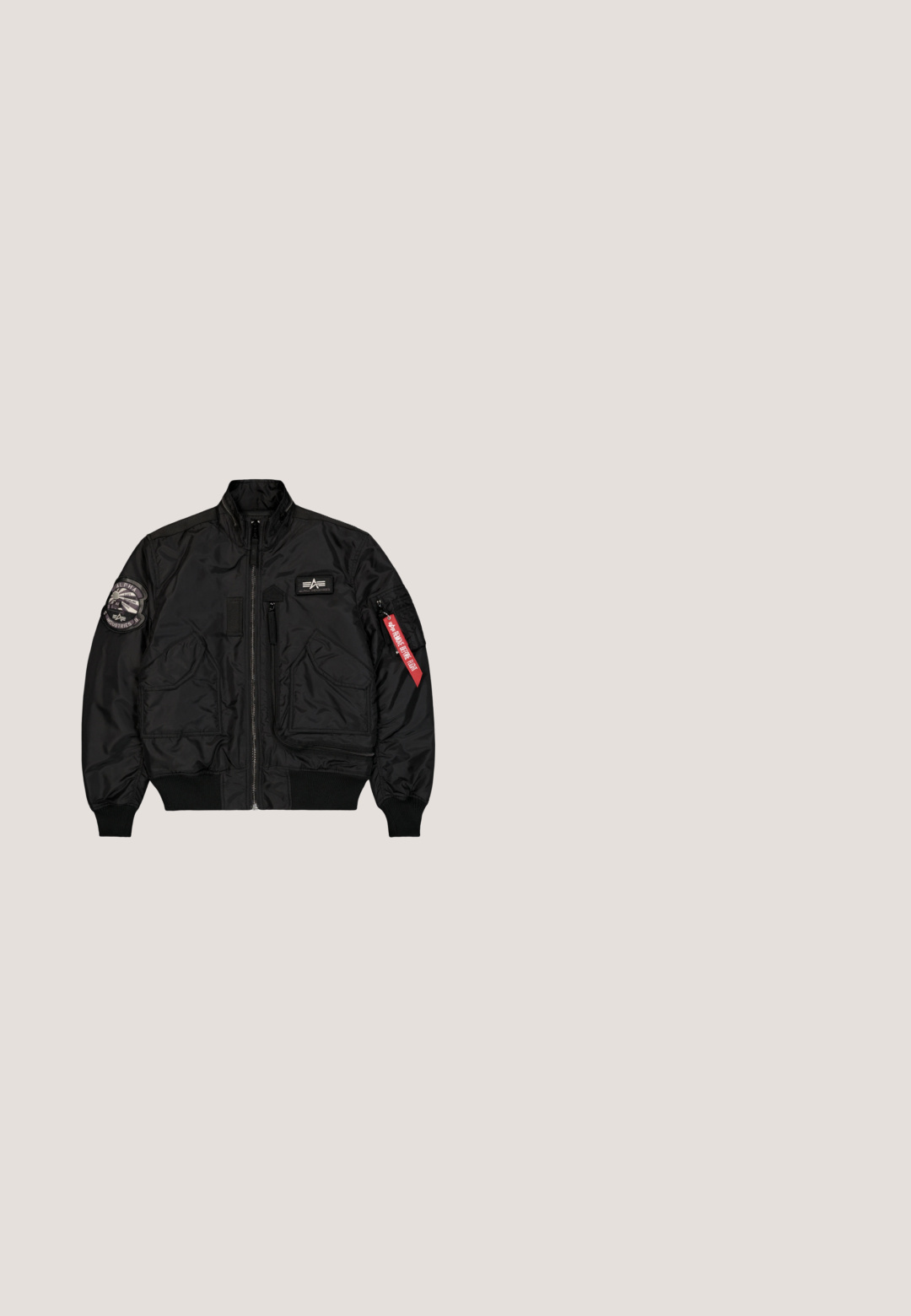 Schwarze Bomberjacke mit Frontreißverschluss, zwei schrägen Taschen, Alpha Industries Aufnähern auf Brust und Ärmel sowie einem roten „Remove Before Flight“-Anhänger am linken Arm.; Replay Inc. Sweatshirt - black; Schwarzer gerippter Kurzarmpullover mit rundem Ausschnitt und kleinem weißem "PEGADOR"-Logo auf der linken Brust.; Schwarze knielange Shorts mit elastischem Bund und Kordelzug, mit seitlichen Taschen und dezenten Stern- und Buchstabenmotiven auf den Beinen.; Schwarzer wasserdichter Wanderschuh aus strukturiertem Leder und synthetischen Akzenten, mit runden Schnürsenkeln, einem gepolsterten Kragen und einer gemusterten Gummisohle.; Timberland-Sonnenbrille mit schwarzem mattem Rahmen, grau getönten Gläsern, geschwungener Form und Logo an der Fassung. Robustes und leichtes Design.