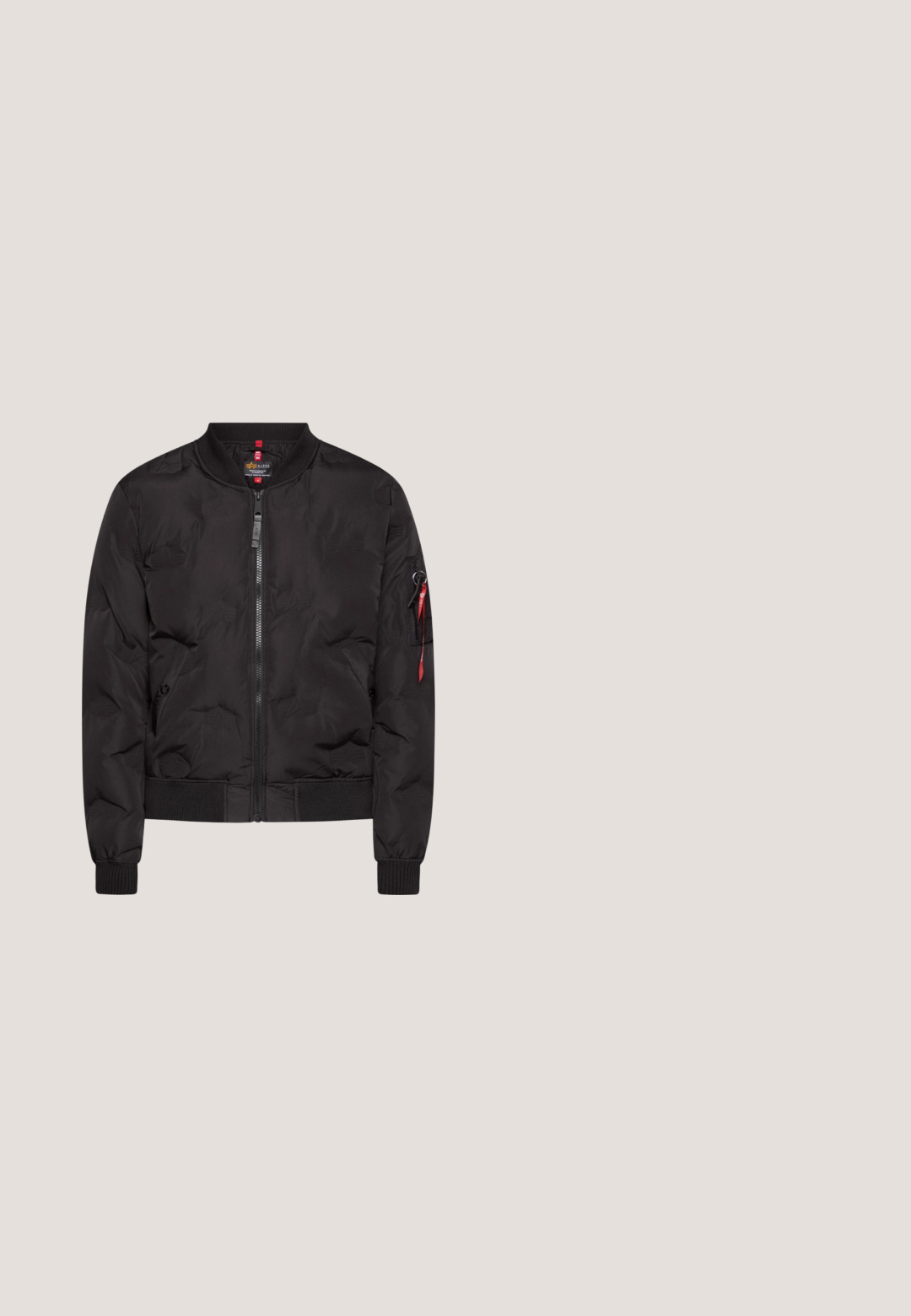 Schwarze Bomberjacke mit Reißverschluss vorne, gerippten Bündchen und Saum sowie einer Seitentasche mit einem roten Reißverschlussanhänger. Glattes, leichtes Material.; Grauer Kapuzenpullover aus weichem Baumwollmaterial, mit einer Fronttasche, verstellbaren Kordeln und gerippten Bündchen und Saum.; Weißes T-Shirt mit kurzen Ärmeln, aus Baumwolle, mit Rundhalsausschnitt und glatter Textur, entworfen für lässige Kleidung.; Schwarze Jeans aus Denim im geraden Schnitt, mit fünf Taschen, braunen Nähten und einem Reißverschluss. Glatte Textur und hochwertiges Material.; Weißes Leder-Sneaker mit einem strukturierten schwarzen Swoosh, flachen Schnürsenkeln und einer Gummisohle mit genoppetem Muster. "AIR" ist auf der Ferse eingeprägt.; Silberne Metallarmband mit ineinandergreifenden ovalen Gliedern und glatter Oberfläche sowie einem sicheren Verschluss.
