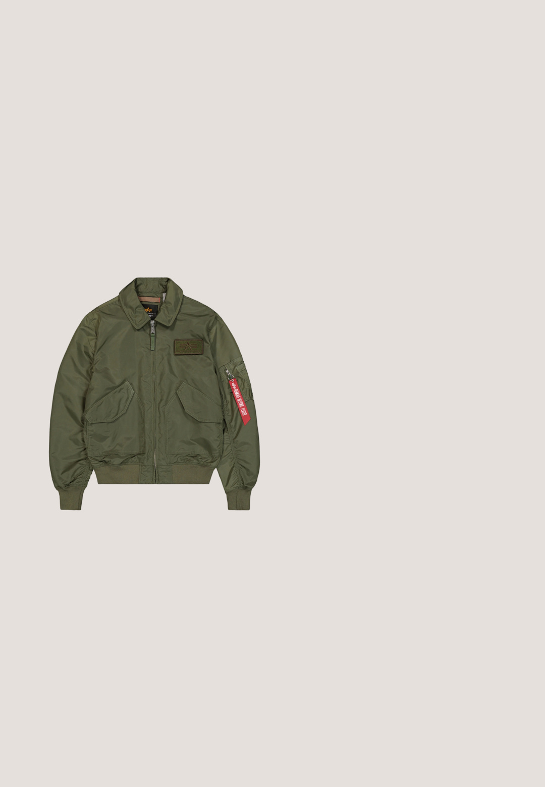 Veste bomber vert olive avec fermeture éclair à l'avant, deux poches à rabat, poignets et ourlet côtelés, et une étiquette rouge "Remove Before Flight" sur la poche zippée de la manche gauche.; Sweat-shirt polo marron à manches longues avec col et logo Vans noir sur la poitrine gauche, présenté sur fond blanc.; Polo blanc en tissu coton avec un col classique, des manches courtes et un logo marron discret sur la partie gauche de la poitrine.; Pantalon beige clair avec une taille élastique, coupe droite, et une texture lisse en coton. Style simple, sans ornement.; Chaussure en daim beige avec un design à lacets, des détails cousus et une semelle en caoutchouc. La forme est décontractée avec un léger talon compensé.; Sac de voyage en toile marron avec poignées en cuir, poche avant zippée et bandoulière ajustable avec section rembourrée.