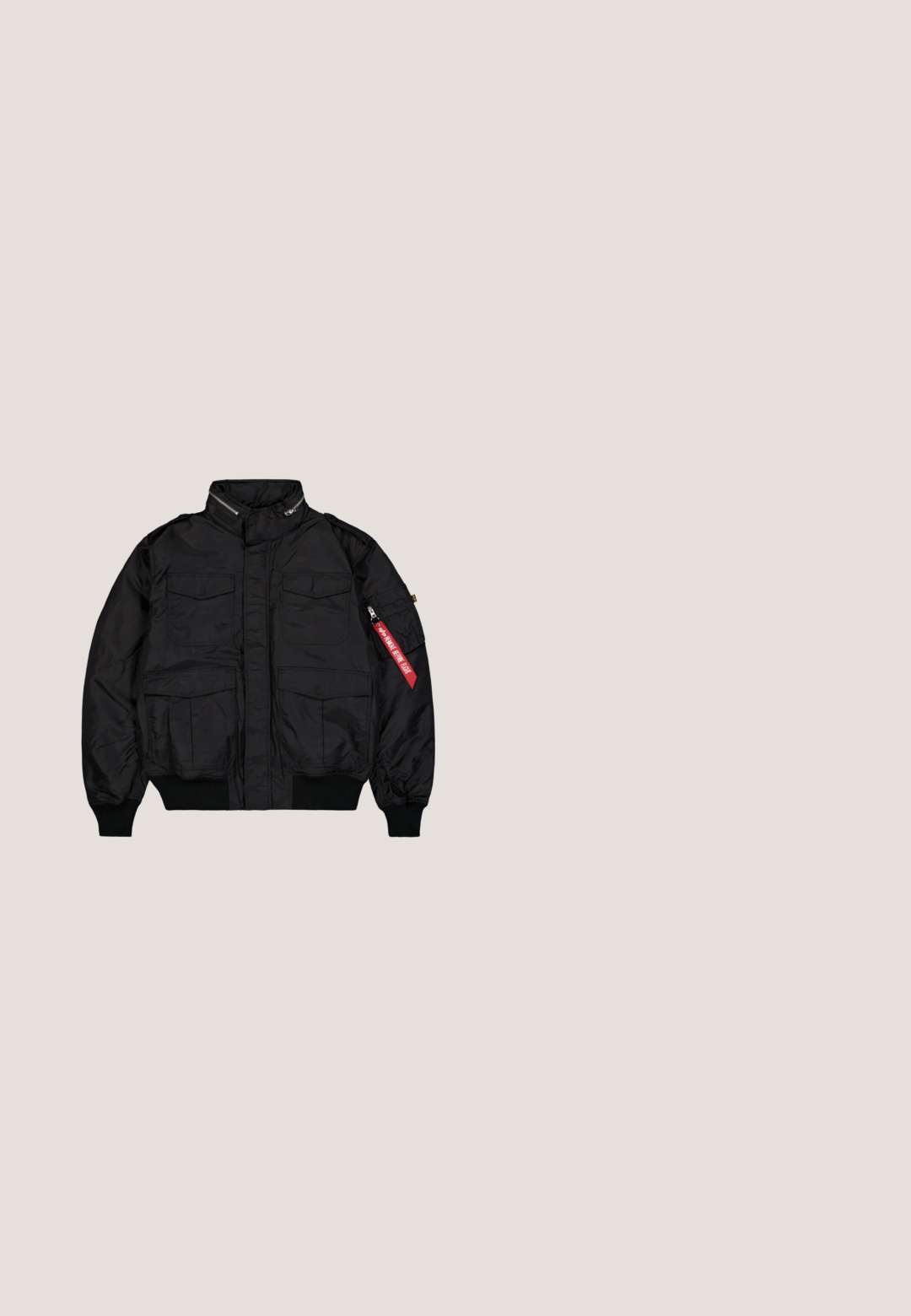 Zwarte bomberjas met vier klepzakken aan de voorkant, geribde manchetten en zoom, hoge kraag met rits en rode "Remove Before Flight" label aan de rits van de linker mouw.; Zwarte lange mouwen pullover trui met een kwart rits en een klein rood geborduurd logo op de linker borst.; Zwart ontspannen T-shirt van katoen. Heeft een ronde hals, korte mouwen en een eenvoudig ontwerp zonder patronen of accenten.; Zwarte high-waist shorts met elastische tailleband, voorste knoop, trekkoord en grote cargozakken aan beide zijden.; Zwarte leren enkellaars met een glanzende afwerking, vetersluiting, gevoerde kraag en een robuuste rubberen zool met grip.; Zwarte leren schoudertas met een voorste ritszak, zilver hardware en een verstelbare schouderband. Voorzien van een merkgebonden driehoekig logo.