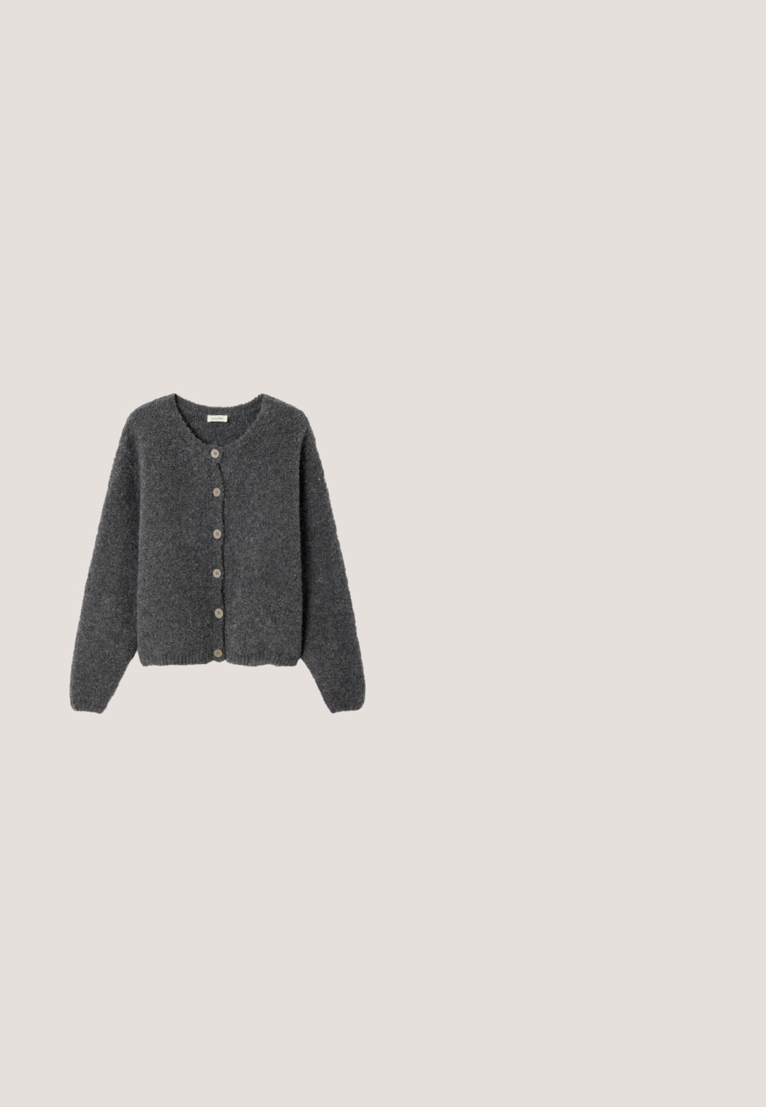 Grijze wollen cardigan met een ronde hals, lange mouwen en zes lichtbruine knopen aan de voorkant. Getextureerde, zachte gebreide stof.; Donkergrijze jas met ritssluiting, hoge kraag en twee grote voorflapzakken, weergegeven tegen een witte achtergrond.; Grijze long-sleeve T-shirt van zachte stof, met een ronde hals en rechte snit; gladde textuur zonder patronen of versieringen.; Ruime zwarte broek met een elastische tailleband. Gemaakt van lichte stof, met een zachte textuur en zonder zichtbare patronen of accenten.; Zwarte korte enkelboot van suede. Heeft een ronde neus, gestikte details en een zachte binnenvoering. Rubberen zool voor grip.; Zwarte leren hobo-tas met een enkele schouderriem, licht verzakte textuur en afgeronde bovenopening.