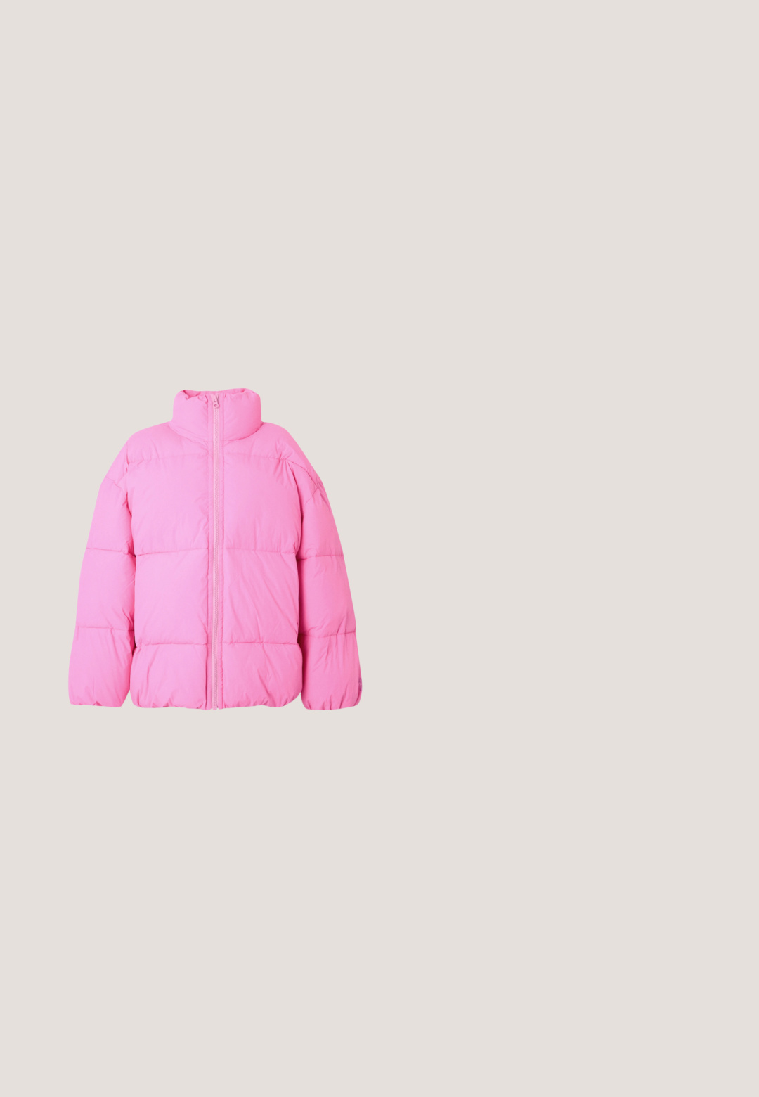 Chaqueta acolchada rosa con cuello alto, cremallera frontal completa y textura acolchada. Presenta mangas anchas y un ajuste holgado.; Suéter corto rosa con escote redondo, mangas largas, puños y dobladillo acanalados, presenta un acabado ligeramente texturizado. Etiqueta de la marca visible.; Vaqueros de denim negro con corte recto, estilo de cinco bolsillos, cierre de botón y sutil desgaste en los muslos y las rodillas.; Botín de ante rosa con suela plana y plataforma, detalle de costura y tirador, sobre un fondo gris claro liso, vista lateral.; Gafas de sol rosas con montura de color rosa claro, lentes tintadas en rosa oscuro, varillas delgadas y un pequeño detalle metálico en el lateral.; Bolso de mano acolchado en color rosa con un diseño redondeado, fabricado en material brillante. Presenta un asa fruncida y un cierre de cremallera para un acceso seguro.
