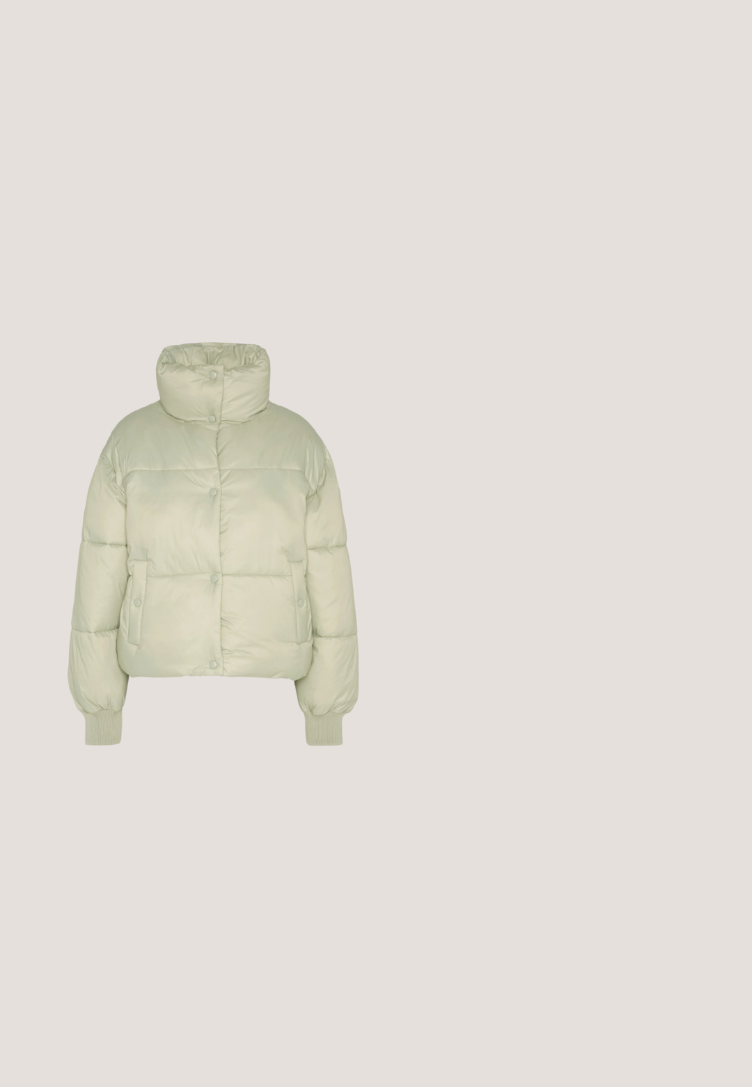 American Eagle CROPPED PUFFER - Talvejope - faded olive; Roheline kootud sviiter kõrge kaelusega, pikkade ballooni varrukatega ja soonikkoes mansettidega. Omab tekstureeritud horisontaalset triibumustrit.; Tumed hallid teksad, millel on kerge pleekinud viimistlus, keskmise kõrgusega vöökoht, nööbikinnitusega ja kerge fläär allääres.; Bež nahkasaapad suletud nahkvälistuse, ümarate varvaste ja paksu, heleda tallaga. Tagaküljel on tõmblukk.; Helehall käekott, poolekuukujuline, reguleeritava tumeda rihmaga ja väike kuldne embleem ees valgel taustal.; Pärlidropi kõrvarõngad lihvitud pinnaga, hõbedase tooni kaheksakaelaga ja ümmarguste valgete pärlitega. Lihtne, klassikaline disain.