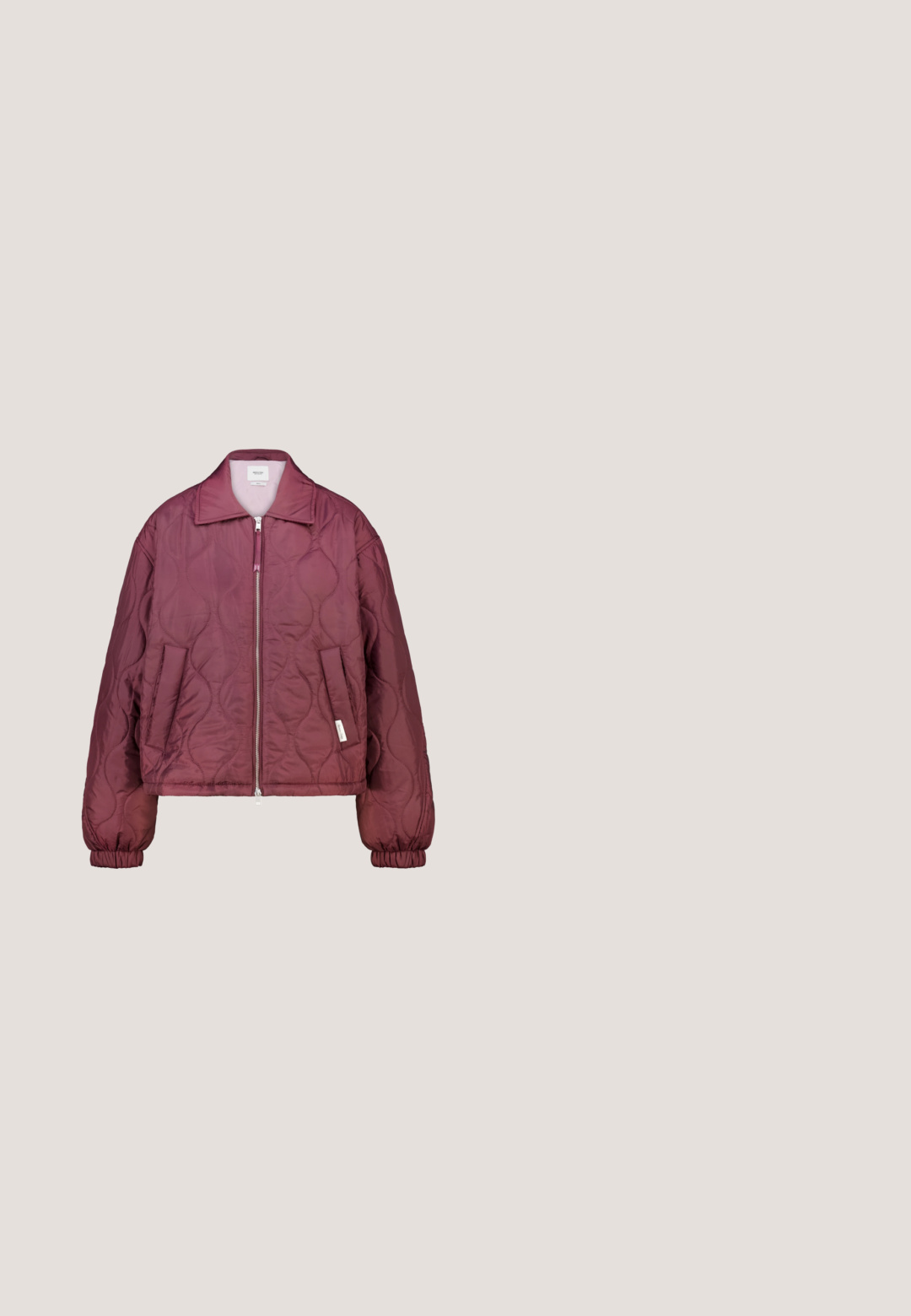 Bordeauxrood gewatteerd jack met een boxy ontwerp, ritssluiting, twee voorzakken en gerimpelde manchetten. Gladde textuur met minimale details.; Kaffe KALABIS - Vest - windsor wine melange; T-shirt met korte mouwen en ronde hals in effen bordeauxrood, met een normale pasvorm en een gladde textuur, afgebeeld tegen een witte achtergrond.; Broek met rechte pijpen, hoge taille, knoop aan de voorkant en een meerkleurig ruitpatroon in bruin, bordeaux en crèmekleuren.; Bordeaux vegan leren sneaker met een crèmekleurig hartontwerp, gestructureerde crèmekleurige accenten op de hiel en witte veters op een rubberen gumzool.; Geweven bordeauxleren handtas met een ronde vorm en een enkele gevlochten handgreep. Voorzien van een ritssluiting en een soepele textuur.