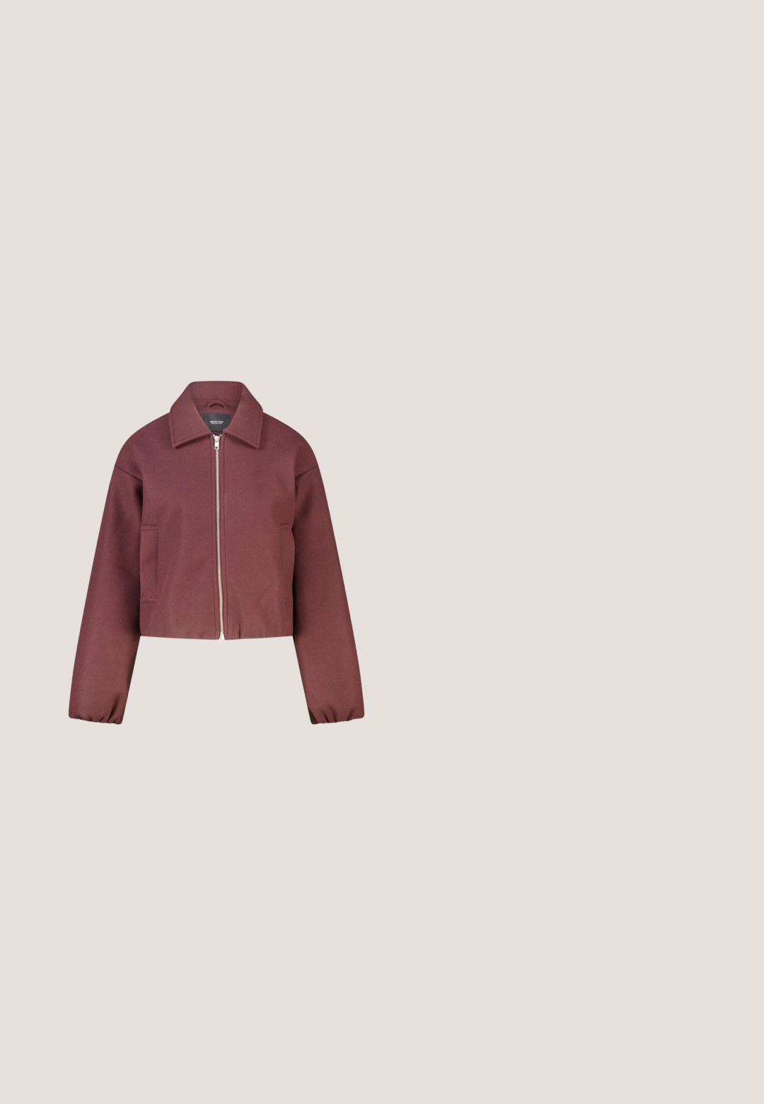 Kort bruin cropped jasje met lange mouwen, een ritssluiting aan de voorkant, kraag en zijzakken.; Bordeauxrode capuchontrui met een zak aan de voorkant, geribbelde manchetten en een klein wit logo op de borst. Zacht katoenmixmateriaal.; Overmaatse t-shirt met korte mouwen in donker bordeauxrood, met ronde hals en een klein, gecentreerd geborduurd logo op de borst.; Bordeauxrode wijde sweatpants met elastische tailleband en verstelbare trekkoord, met zijzakken en een subtiel logo op de rechterdij.; Bordeaux sport schoenen met een mesh bovenwerk, textuurdetails, ronde veters en een doorzichtige rubberen zool; heeft een logo op de tong en de hak.; Bordeauxrode handtas van lakleer met een glanzende afwerking, gewatteerd ontwerp en een verstelbare rode band. Voorzien van een logo op de voorkant.