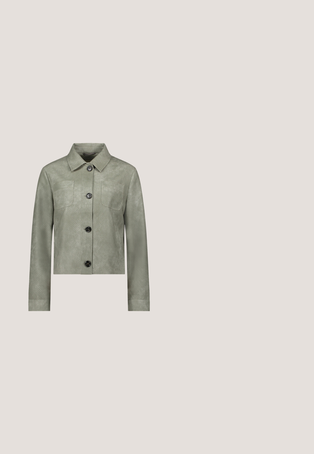 Veste courte kaki en similicuir perforé, dotée d'un col à revers, de deux poches poitrine et de boutons noirs.; Combinaison sans manches en teal avec un décolleté arrondi, un détail torsadé à l'avant et une ceinture à nouer à la taille ; fabriquée à partir d'un tissu lisse.; Sandal à talons hauts blancs avec des lanières croisées, un design en T, une texture lisse et un bout pointu. Dispose d'un talon mince et d'une fermeture à boucle.; Lunettes de soleil avec verres dégradés carrés marron foncé, monture angulaire noire et branches fines noires, posées sur une surface plane.; Petit sac à main crème avec poignée blanche, fermeture à bouton doré, surface texturée et bandoulière blanche amovible sur fond uni.; Le bracelet manchette vert présente une finition métallique lisse avec des accents dorés et un détail texturé le long de la bande, mettant en valeur de petits éléments en relief.