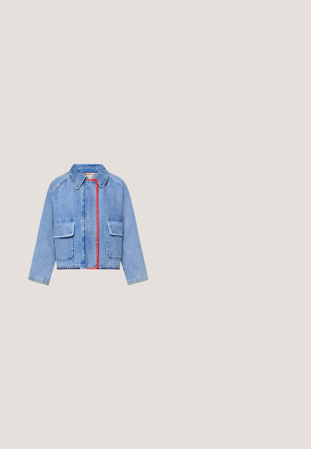 Lyseblå denimjakke med store forlommer, spidst krave og rødsyet lynlåsdækning på forsiden.; Afklippet tie-dye t-shirt i lys blå og hvid, med rund hals og "GUESS" logo i et diskret design. Blød stofstruktur.; Lyseblå denimnederdel med lige snit, forlommer og slidte detaljer. Afsluttet med en knap- og lynlåslukning.; Denim cowboystøvle med spids tå, lys blå stof, hvid syning og en stablet brun hæl. Har et design i midt-lægshøjde.; Rektangulære solbriller med lysegrøn nuance, tynd gylden metalramme og mintgrønne arme på hvid baggrund.; Denim håndtaske i lyseblå med strukturerede frynsede detaljer, to forlommer med lynlås og en dekorativ metalspænde. Kort skulderrem.