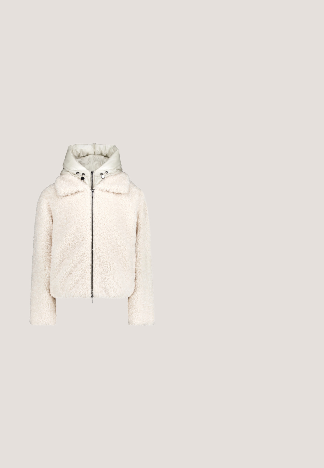 Hvid sherpa fleecejakke med fuld frontlynlås og en tilhæftet cremefarvet polstret hætte med snore.; Hvid langærmet pullover med kvart lynlås og lille tan logo på venstre bryst, vist på en ensfarvet lys baggrund.; Hvid tætsiddende skjorte med lange ærmer, V-hals og ribbet tekstur, vist mod en ensfarvet baggrund.; Cremefarvede ribstrikkede bukser med flared design. Har en bred elastisk talje og lodrette striber for ekstra tekstur.; Beige faux fur støvle med en tekstureret creme læderbund, der har dekorativ snøre i reb og en gummisål. Overdelen er blød og lækker.; Lille beige håndtaske dækket af lang, shaggy pels med to korte håndtag og snørre detaljer med sorte spidser på hvid baggrund.