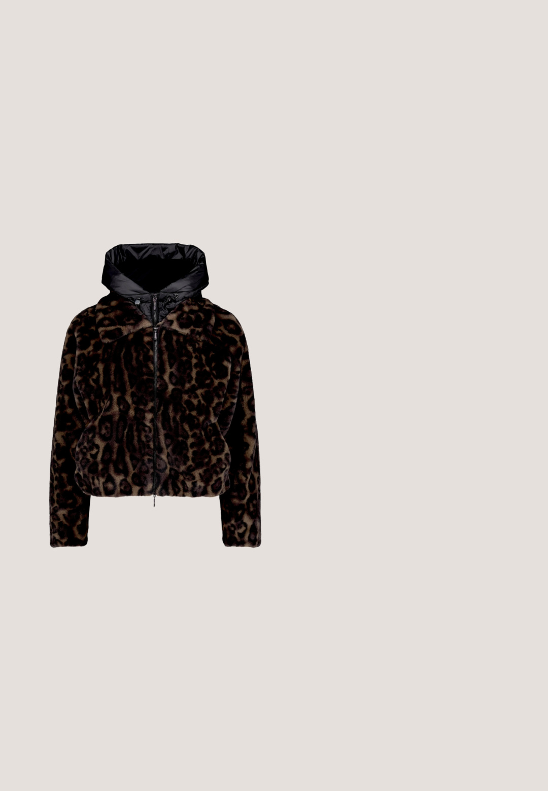 Jas van nepbont met luipaardprint, zwarte gewatteerde capuchon en ritssluiting aan de voorkant.; Bruine T-shirt met korte mouwen met de tekst "GUESS", een glimlachende vrouw die een witte jurk en een ketting draagt, en een handtekening onder de afbeelding.; Luipaardprint wijde broek gemaakt van een zachte stof. Heeft een hoge taille en een losse pasvorm. Kleurenpalet omvat beige, bruin en zwart.; Zwarte sneakers met gouden spikkels, een gestructureerd oppervlak en een stevige zwarte zool. Gekoppeld aan bruine sweatpants met een slim-fit ontwerp.; Zwarte Guess schoudertas met gouden kettingriem, bruin monogrampatroon en afneembare lange leren riem op witte achtergrond.; Gouden kettingarmband met een met rhinestones versierde 'G' hanger en een driehoekige hanger gegraveerd met 'GUESS?', met een sluiting van het kreeftensysteem.
