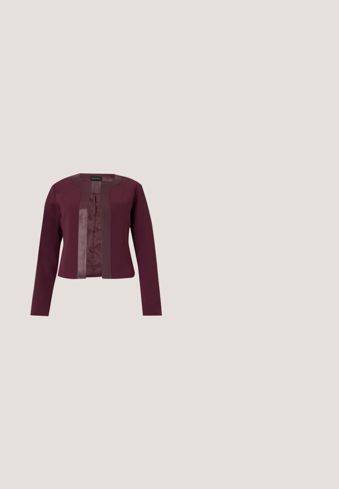 Bordeaux kort jakke med lange ærmer, åben front og satinbånd langs kraven og frontkanterne. Ingen synlige knapper eller lukninger.; Sort langærmet ribbet top med firkantet halsudskæring, der har en let sweetheart-form og et tætsiddende design.; Sorte bukser med lige ben, bæltestropper, frontlynlås og fladt frontpanel, vist mod en ensfarvet lys baggrund.; Sort læder sko med spids tå, kitten heel, ankremme og gylden spænde på neutral baggrund.; Sort læderhåndtaske med en struktureret design, topstrop, aftagelig rem og hårdvarer i guldtonede på en magnetisk lukning.; Delikat guldkæde-bælte med små forbundne blomster og en justerbar forlængerkæde på en ensartet hvid baggrund.