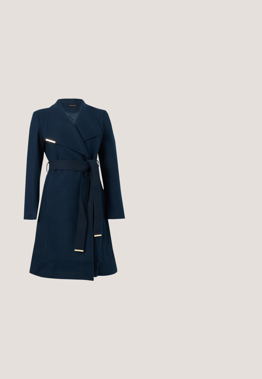 Manteau long bleu marine avec larges revers, taille ceinturée et manches longues, présenté sur un fond clair uni.; Robe midi bleu canard avec manches courtes bouffantes, taille froncée et détail drapé à l'avant, avec fermeture à bouton en forme de goutte d'eau dans le dos au niveau du col.; Chaussure femme en cuir verni bleu marine, talon bloc bas, bout pointu et détail chaîne dorée sur le dessus.; Lunettes de soleil noires forme œil de chat avec des verres sombres. Présentent de fins accents métalliques dorés sur les branches et une finition lisse et brillante du cadre.; Sac à main noir en forme de croissant avec une bandoulière unique, une fermeture éclair dorée et une languette décorative rectangulaire dorée à l'avant.; Collier délicat à double chaîne en or avec de petites perles blanches espacées régulièrement sur un fond clair uni.