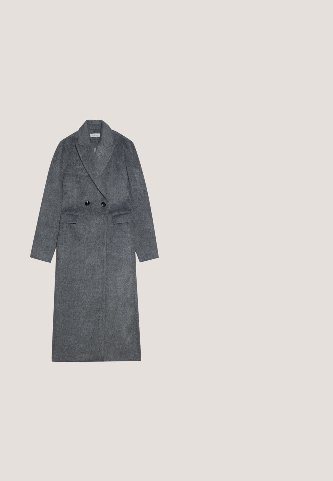 Manteau en laine gris mélangé avec un devant croisé, un col cranté et deux poches avant. Il dispose de boutons noirs et de manches droites.; Robe grise à manches longues en côtes avec un design noué à la taille, dotée d'un col rond et d'une silhouette ajustée.; Bottes en cuir noires arrivant au genou, avec un bout carré et un talon carré, présentées sur un modèle assis dans un manteau vert olive. Texture lisse, détails minimaux.; Lunettes de soleil noires à monture carrée épaisse, dotées de verres dégradés violets et de branches élégantes. Finition plastique lisse, sans logo visible.; Sac à main en cuir noir avec une texture lisse, doté d'une seule sangle ajustable et de détails froncés en haut.; Une paire de boucles d'oreilles géométriques en argent de forme hexagonale avec de petits cristaux incrustés le long des bords, sur un fond clair.