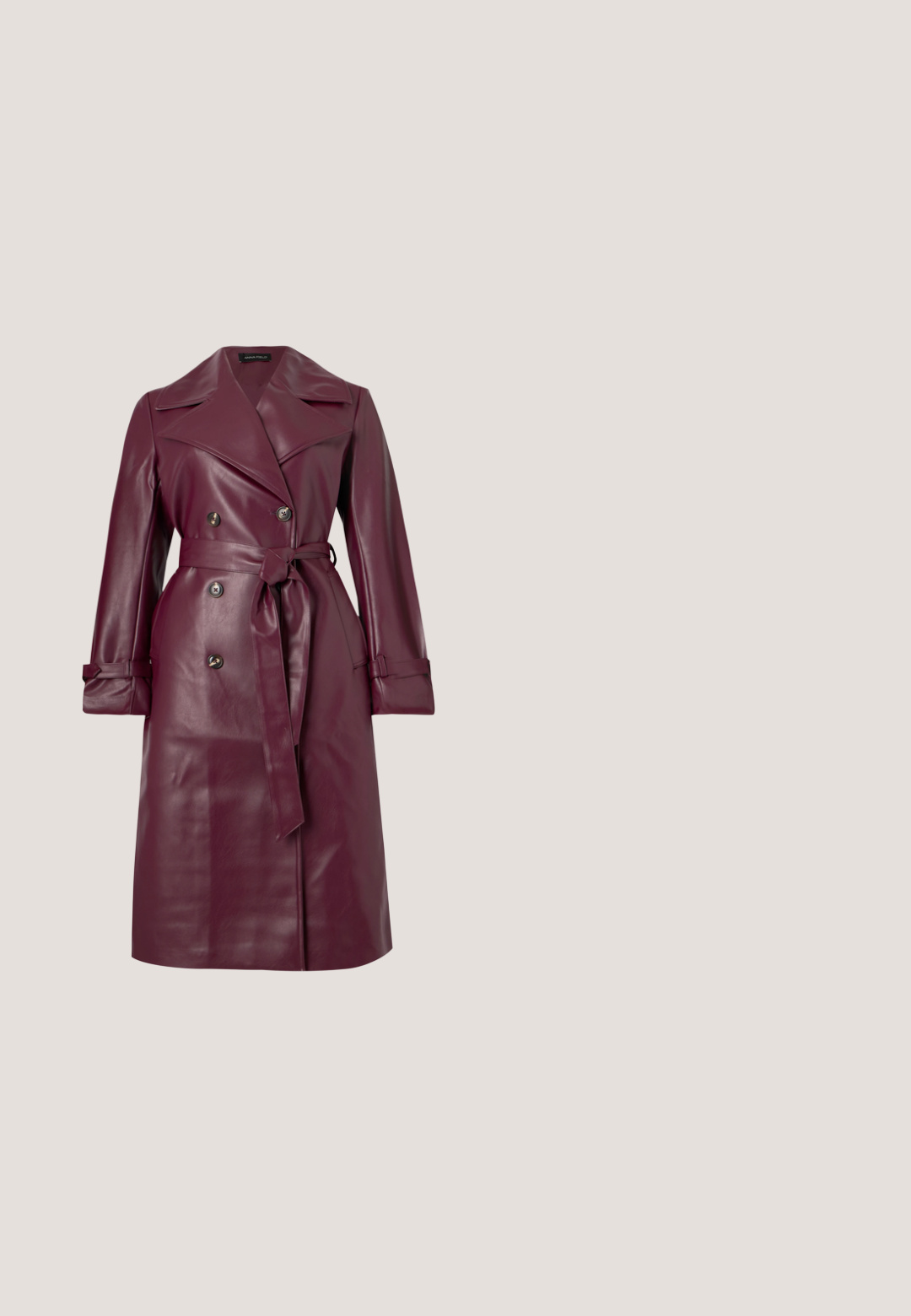 Long trench-coat en cuir bordeaux avec de larges revers, boutons croisés, taille ceinturée et brides aux poignets des manches longues.; Robe tricotée bordeaux avec de longues manches à motif losange, un col rond et une ceinture assortie à la taille.; Chaussure à talons hauts Mary Jane rouge foncé brillante, avec un bout arrondi et une bride à boucle sur le dessus, présentée sur fond blanc.; Lunettes de soleil carrées avec des montures en plastique bourgogne foncé et des verres violets dégradés. Des accents dorés sur les branches rehaussent le design.; Petit sac à main bordeaux brillant avec une poignée supérieure et une bandoulière détachable, présenté sur un fond clair uni.; Boucles d'oreilles pendantes avec perles rondes violet foncé, ovales texturées, dorées et irrégulières brun foncé ressemblant à des pierres, empilées verticalement.