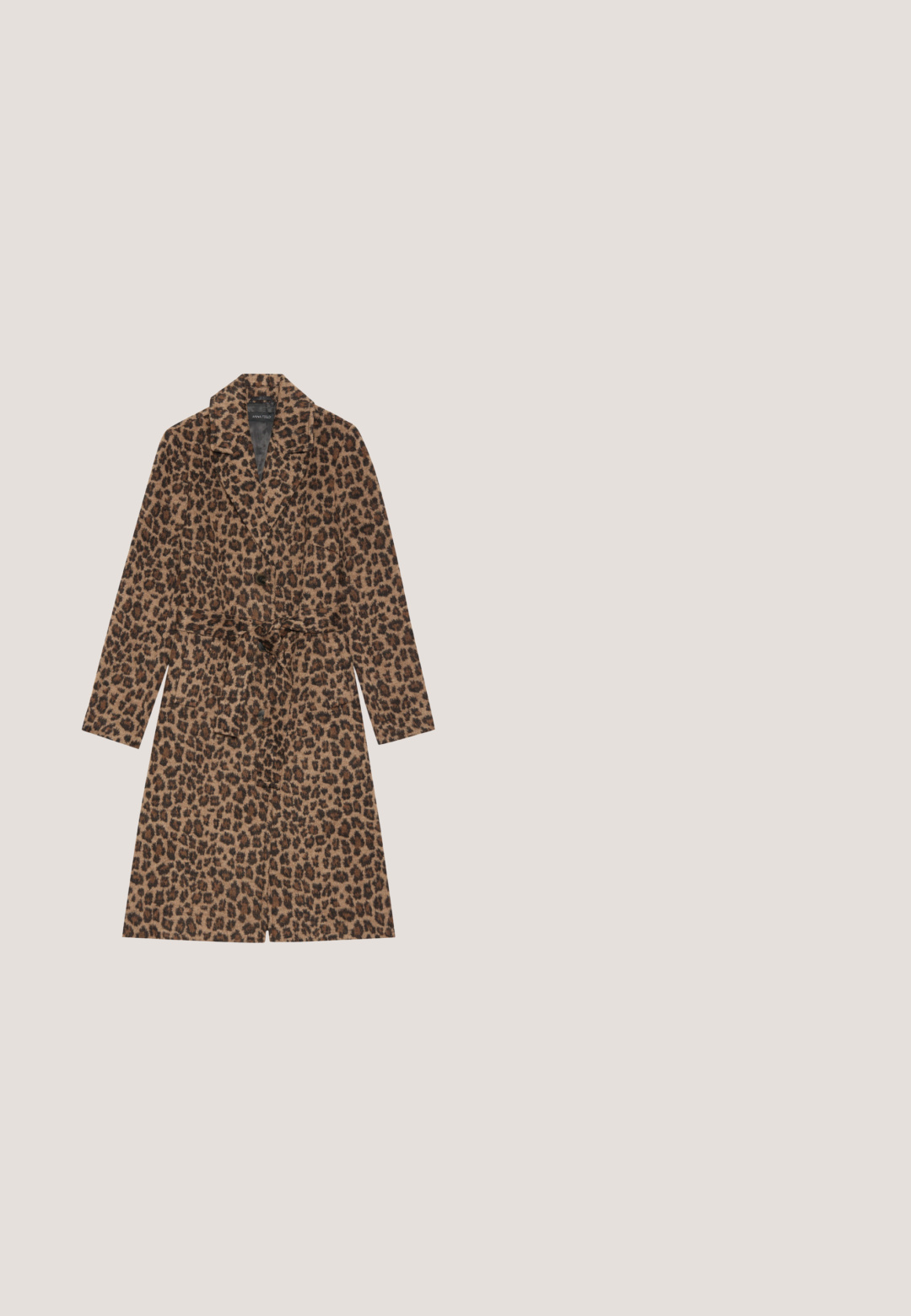 Leopardprint frakke med lange ærmer, taljebælte, to forlommer og kravedesign i nuancer af brunt og sort på en tan baggrund.; Oliven grøn kjole i ribbet struktur, med trekvartlange ærmer, en draperet talje og en guld spænde akcent ved taljen.; Anna Field Wide Fit by Zalando Høje støvler/ Støvler - black; Skildpadde-skal solbriller med gradientlinser, sort front og leopardmønstrede stænger. Har et logo på siden af stangen.; Sort læderhåndtaske med top-håndtag, klaplukning med guldtonet spænde og aftagelig skulderrem mod hvid baggrund.; Gul cirkulære stud øreringe med et spiraldesign og klare krystalaccenter langs kanten samt et centralt dekorativt element.